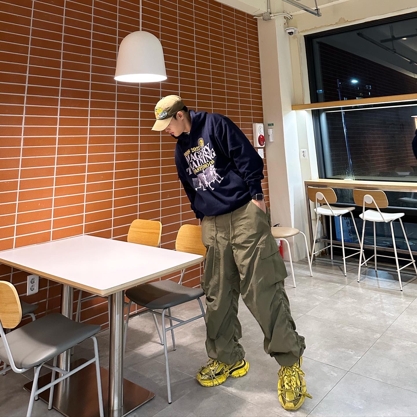 Balenciaga 3XL Sneakers Yellow Black 착용 스타일 - 1