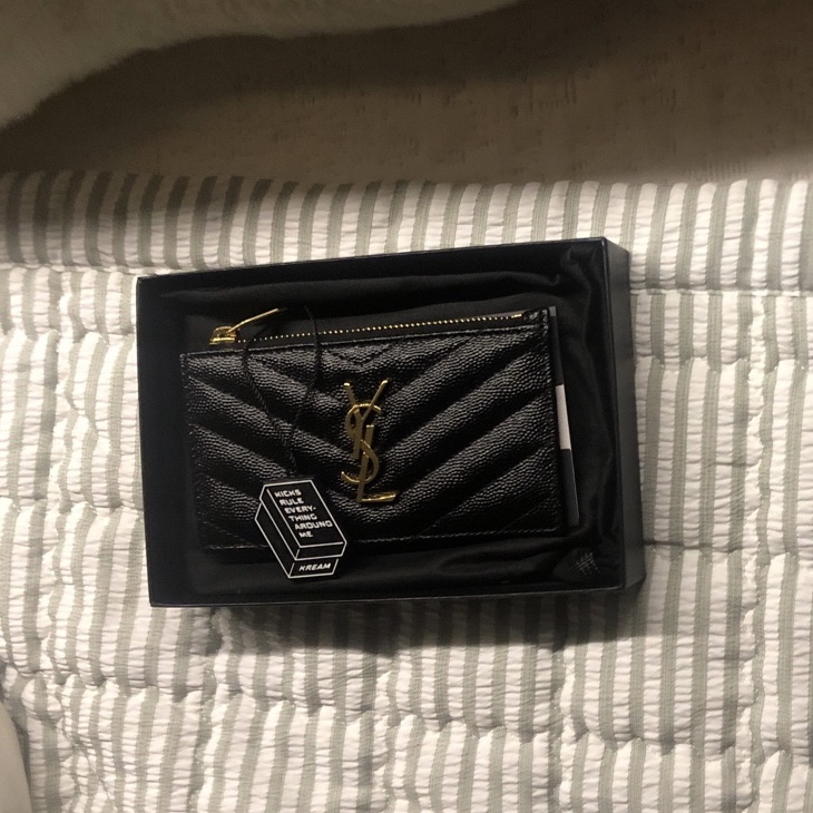 Saint Laurent Gold Monogram Fragments Zipped Card Case in Grain de Poudre Embossed Leather Black 착용 스타일