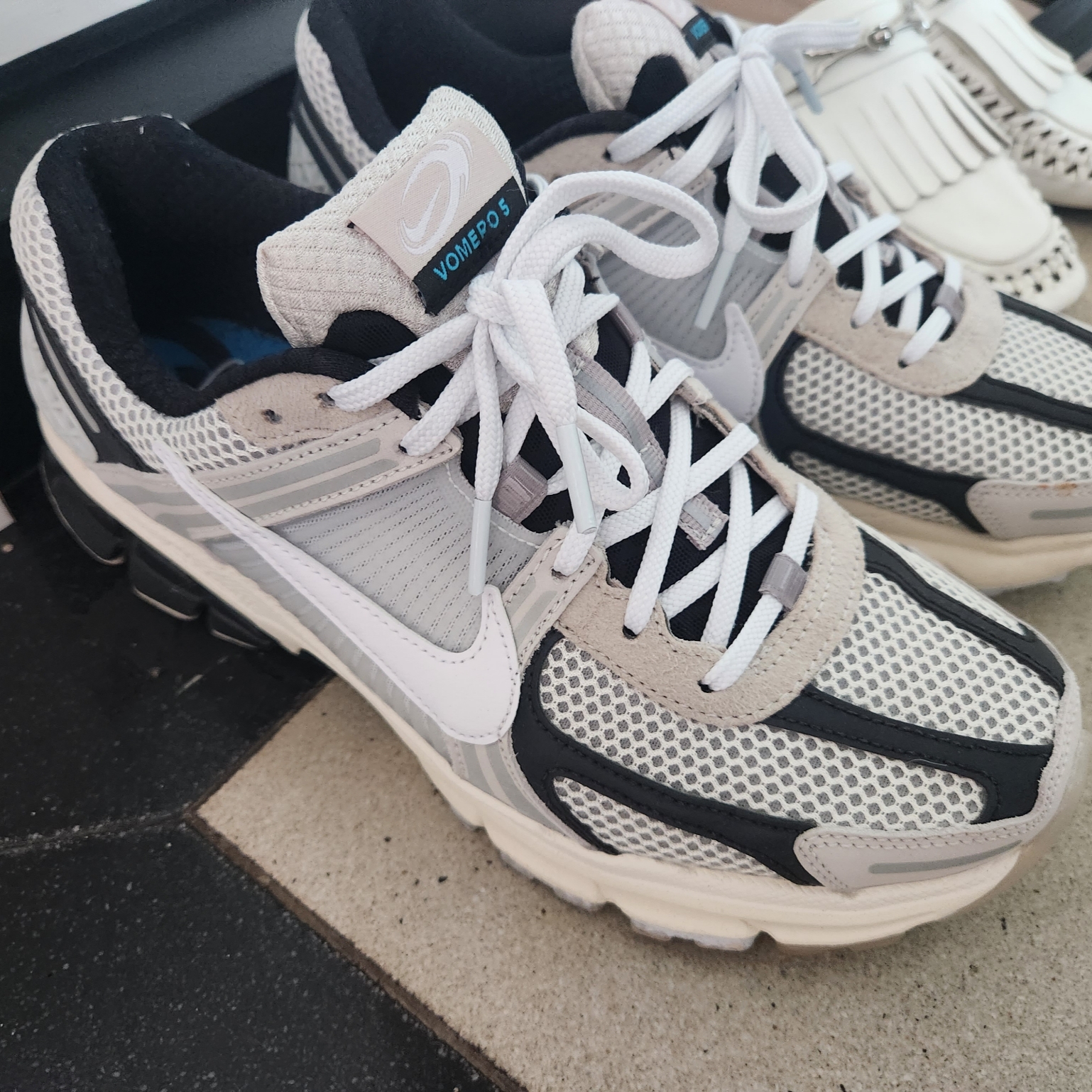 Nike Zoom Vomero 5 Light Bone and Black 착용 스타일