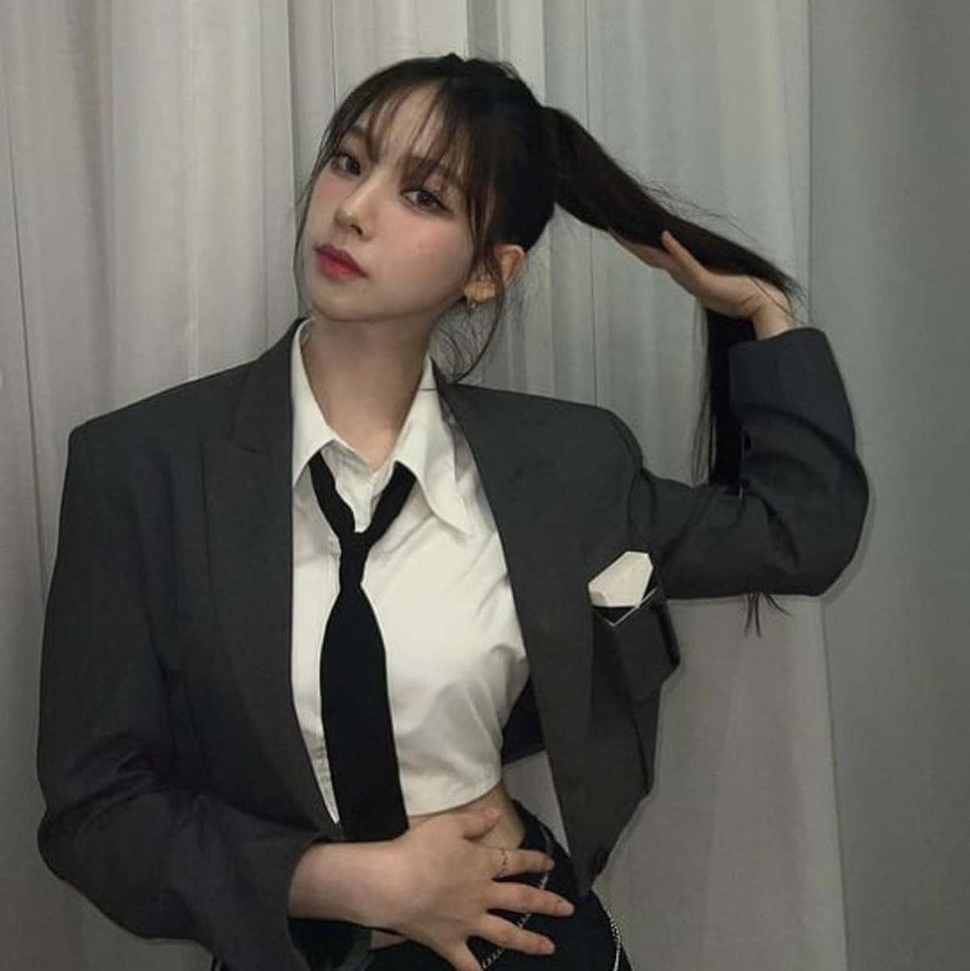 Saint Laurent Thin Tie in Silk Jacquard Black Medium Grey, Ferragamo Slik Tie Marine Blue 착용 스타일 - 2