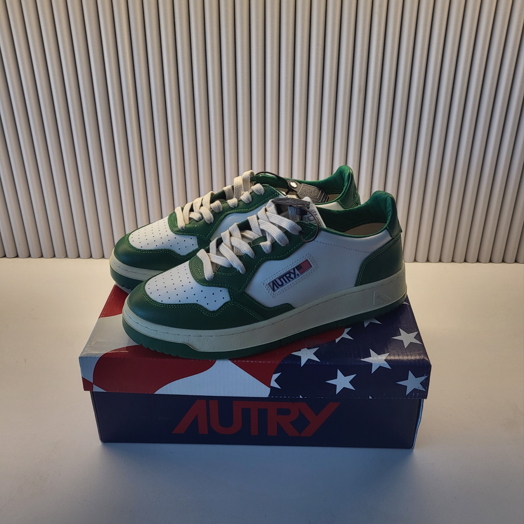 Autry Medalist Low Leather Sneakers Green White 착용 스타일 - 3