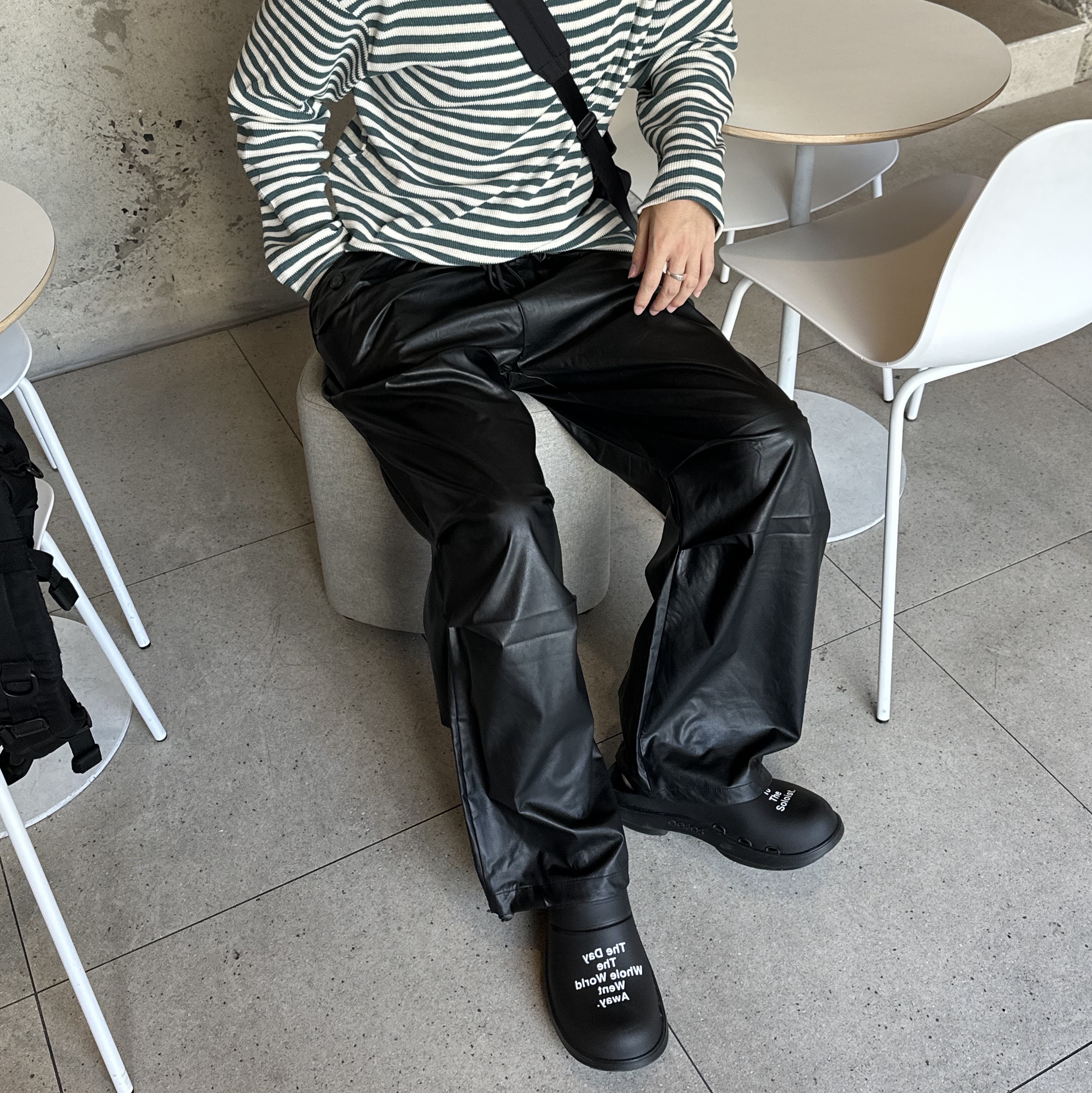 Oofos x Takahiromiyashita The Soloist The Day The Whole World Went Away Clog Black 착용 스타일 - 2