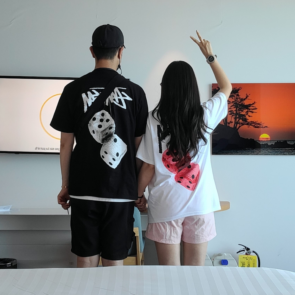 Stussy Fuzzy Dice T-Shirt Black, Stussy Fuzzy Dice T-Shirt White 착용 스타일