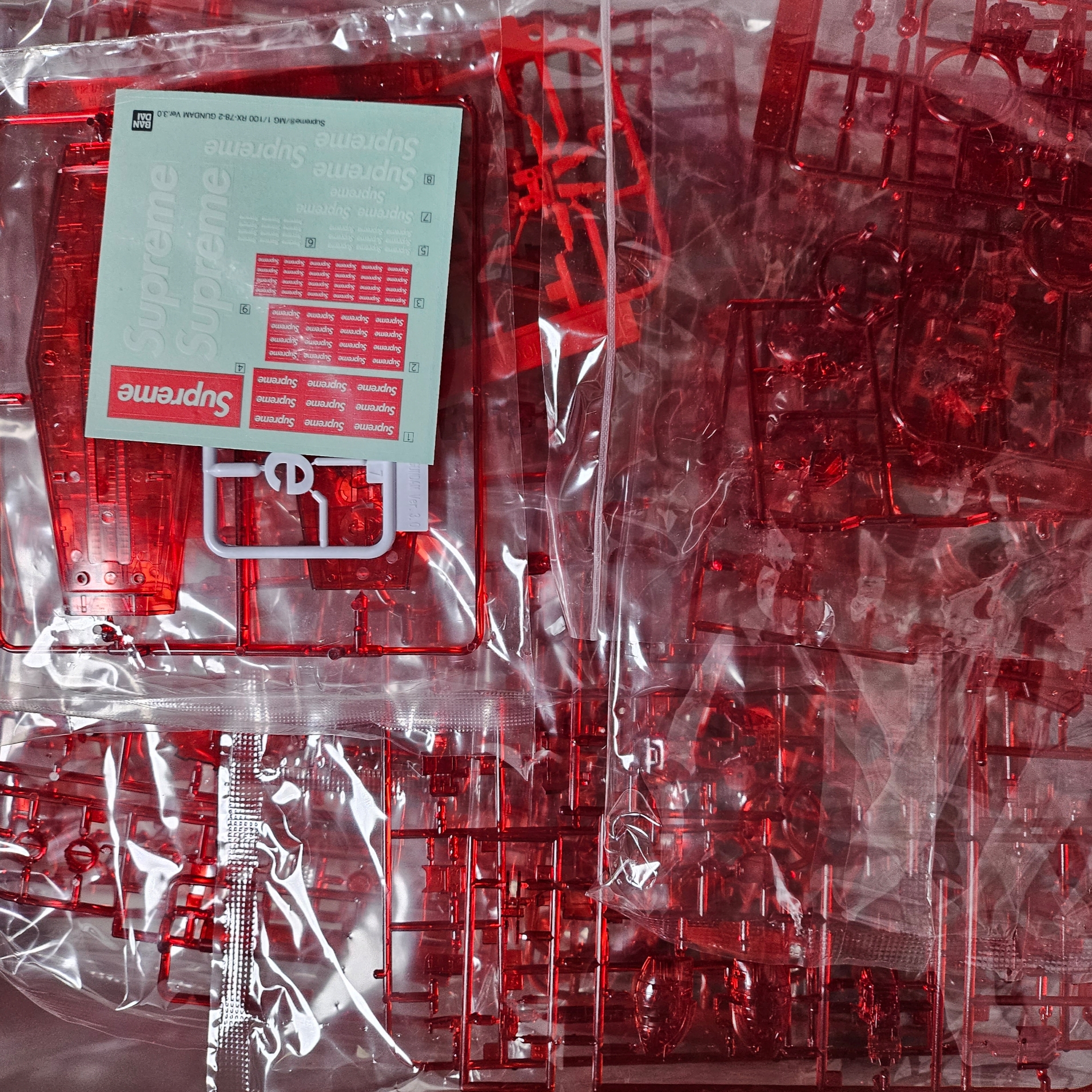 Supreme MG 1/100 RX-78-2 Gundam Ver. 3.0 착용 스타일