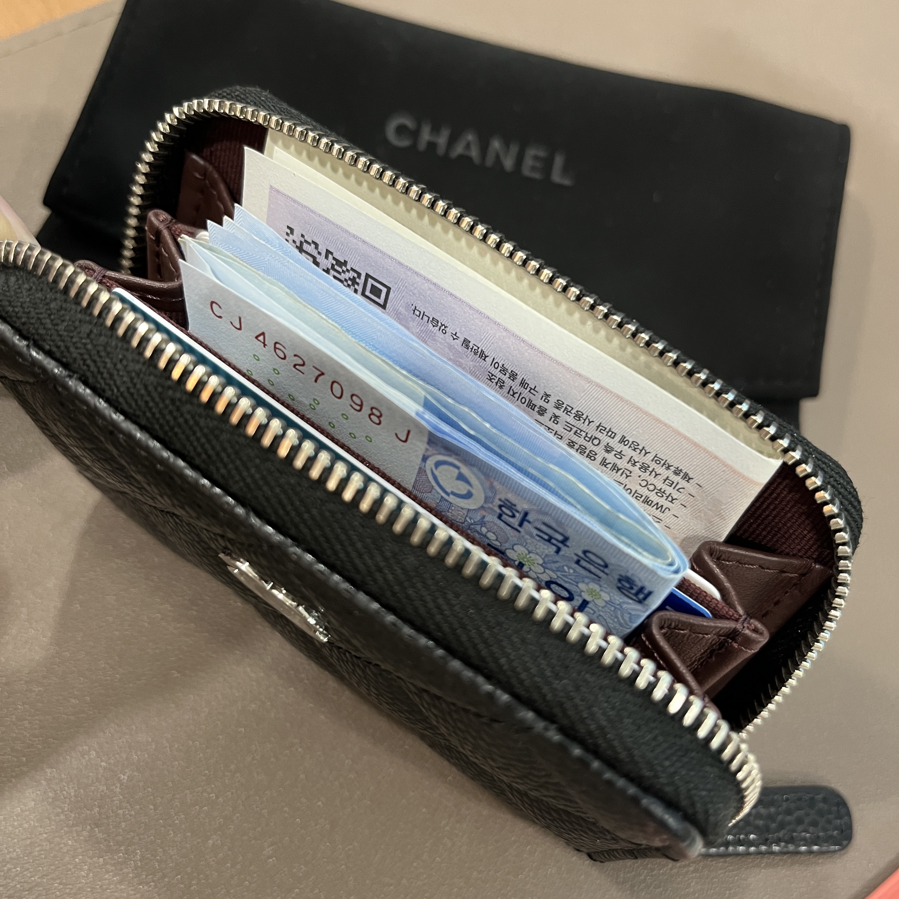 Chanel Classic Zipped Coin Purse Grained Calfskin & Silver Black 착용 스타일 - 3