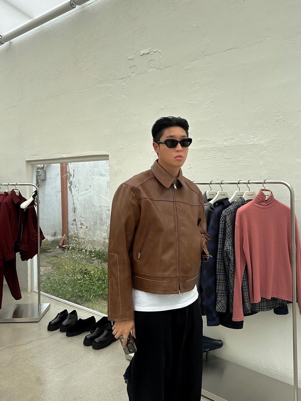 [KREAM 단독] Haleine Patched 3D Faux Leather Racing Jacket Brown 착용 스타일 - 1