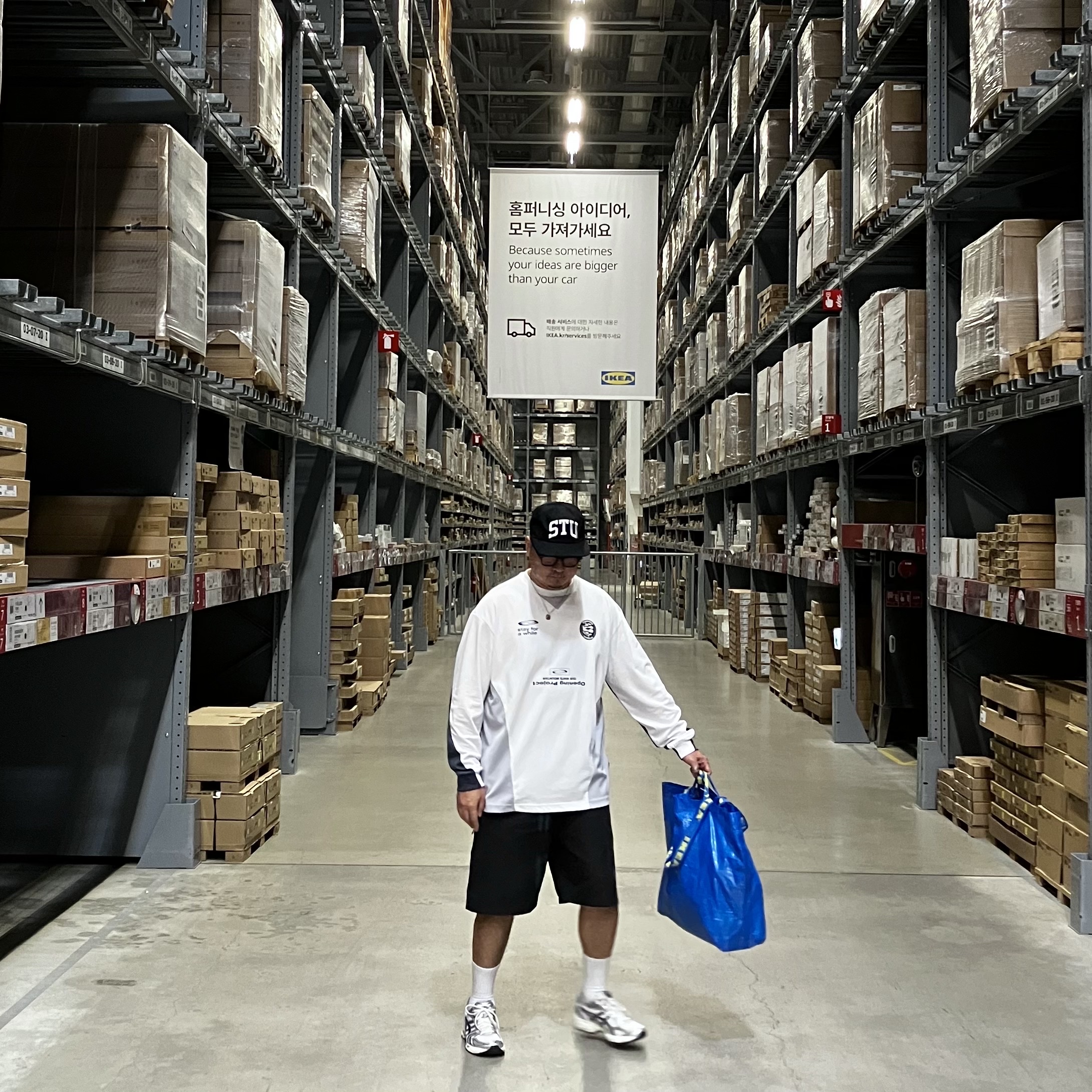 Stussy Stu Arch Strapback Cap Black, Asics x JJJJound Gel-Kayano 14 Silver Black 착용 스타일