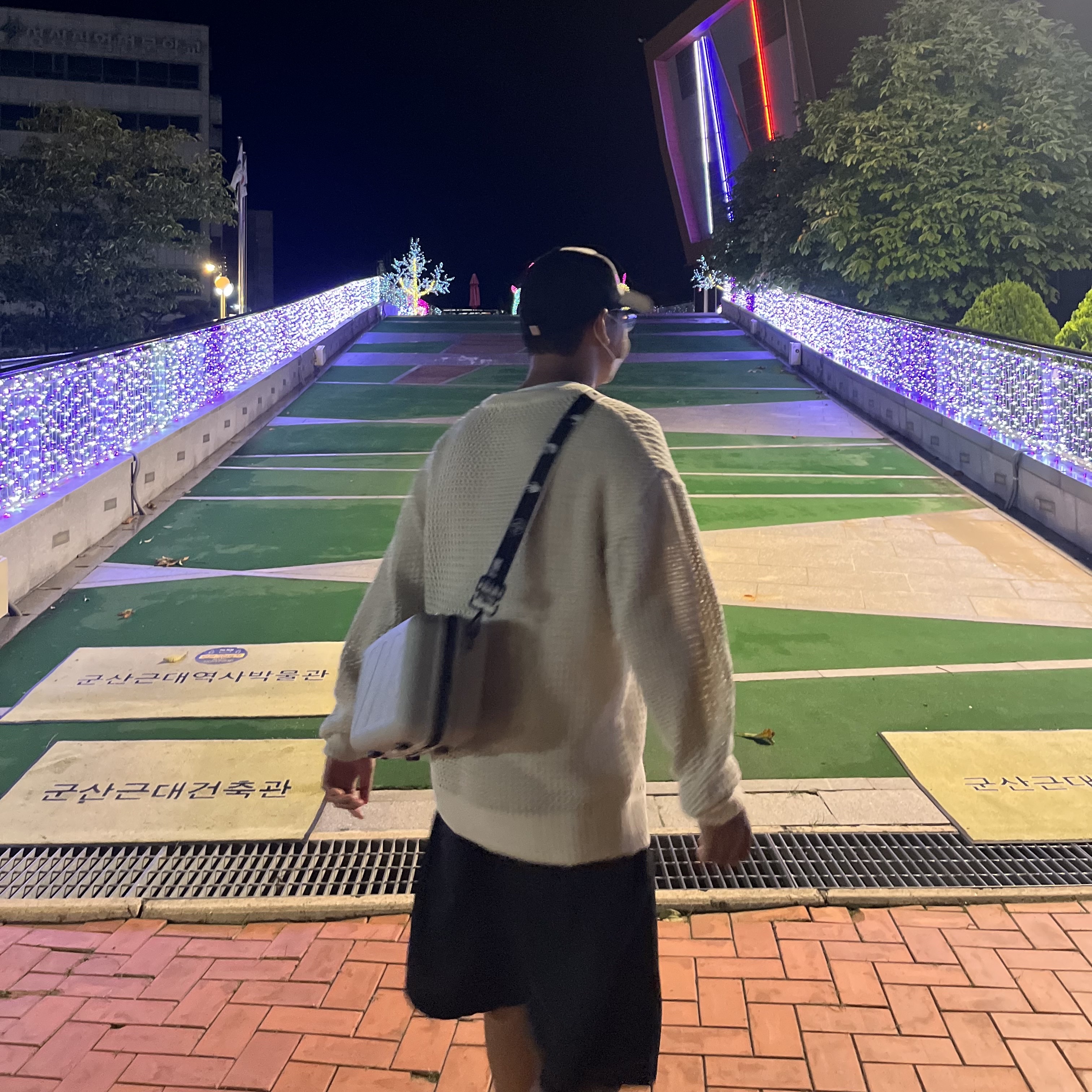 Adidas Yeezy Foam RNNR Stone Sage, Off-White x Amore Pacific Protection Box (Without Cosmetics) 착용 스타일 - 2