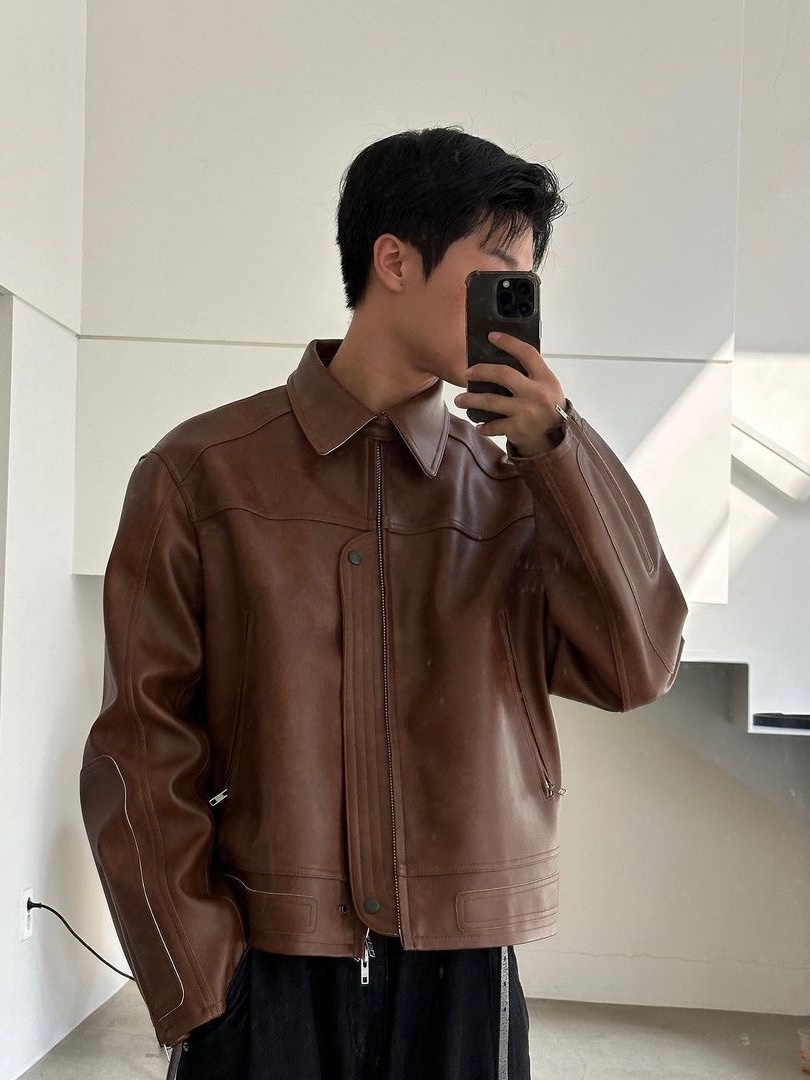 [KREAM 단독] Haleine Patched 3D Faux Leather Racing Jacket Brown 착용 스타일 - 2