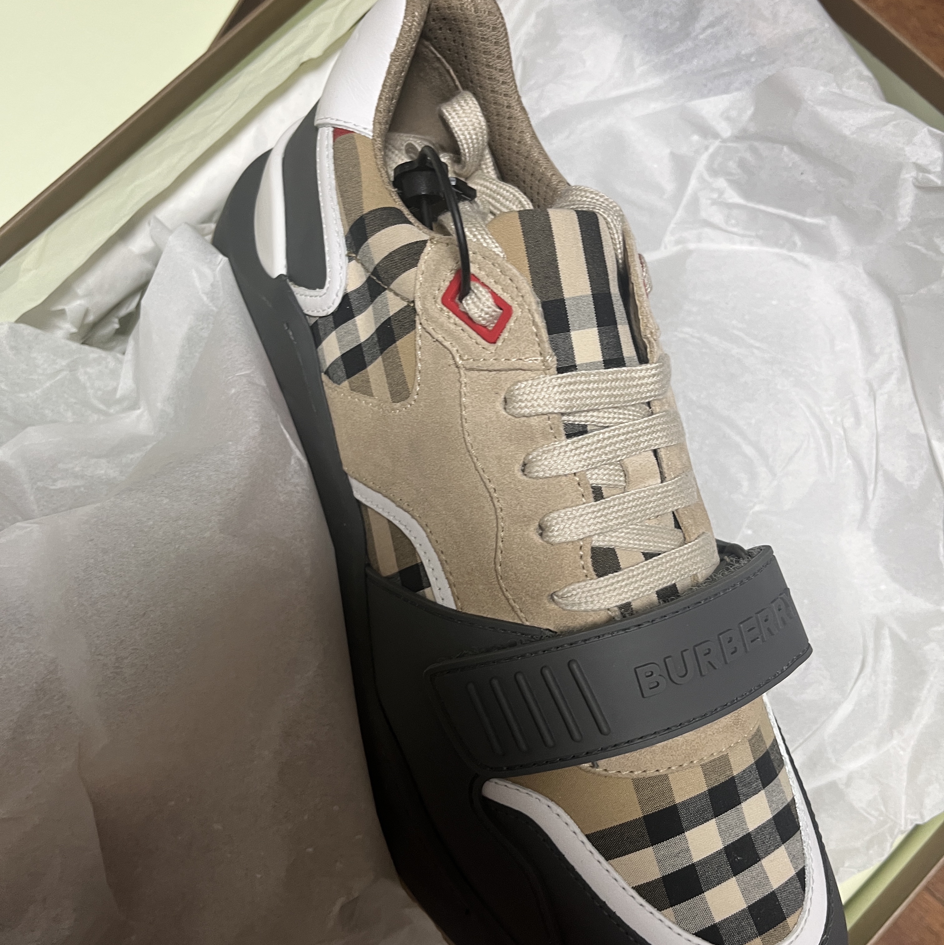 Burberry Vintage Check Suede and Leather Sneakers Grey Archive Beige 착용 스타일 - 2