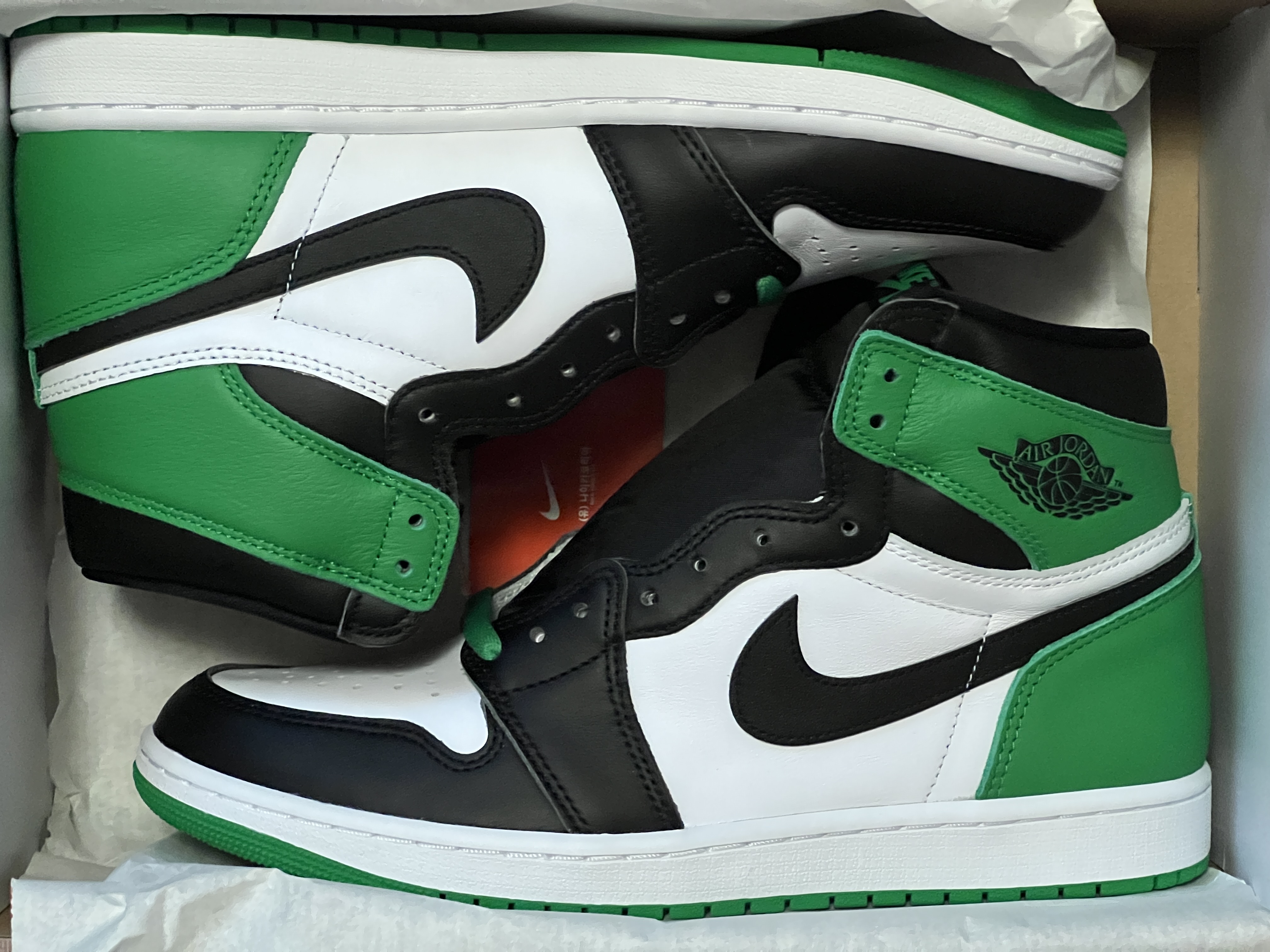 Jordan 1 Retro High OG Black and Lucky Green 착용 스타일