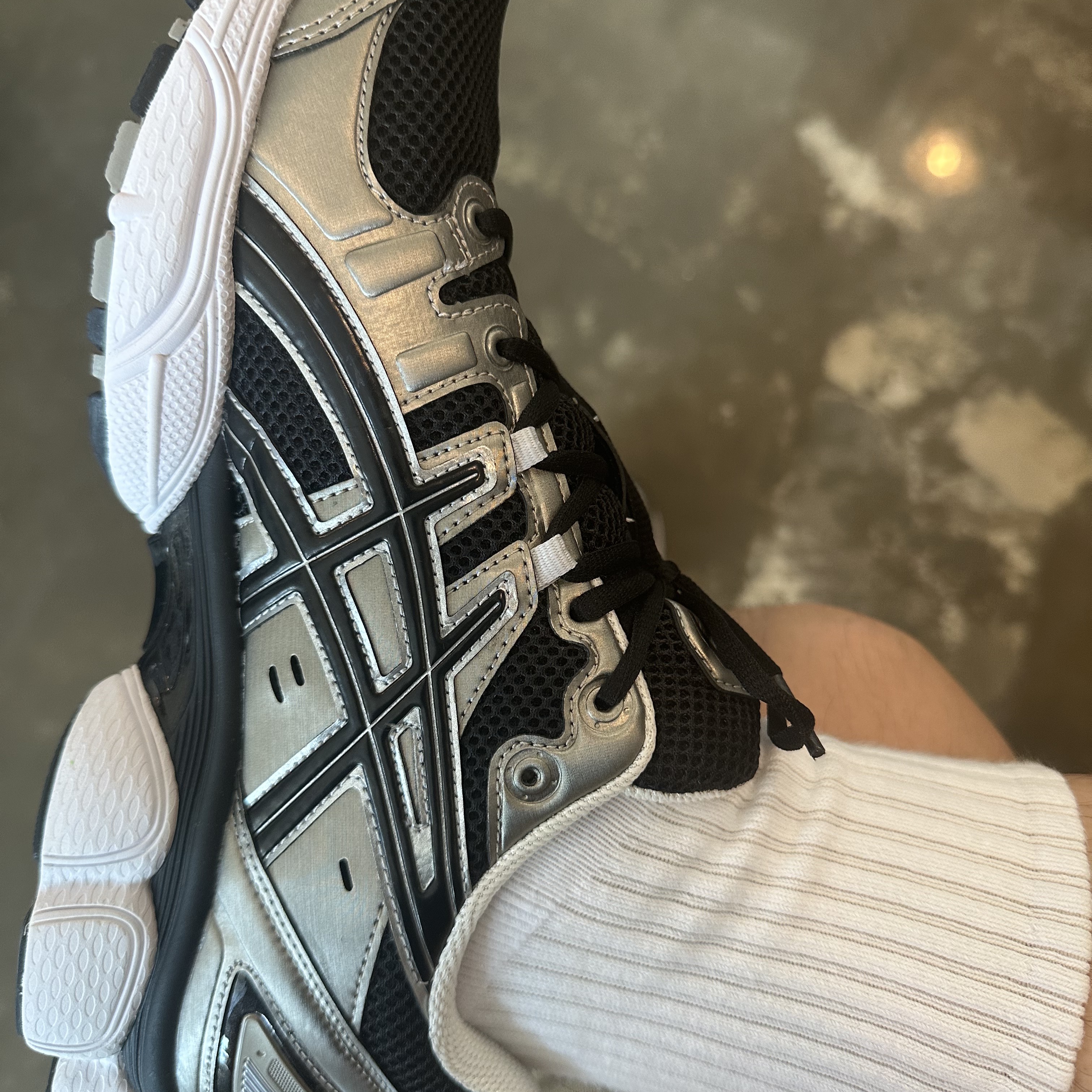 Asics Gel-Nimbus 9 Frosted Almond Black 착용 스타일 - 3