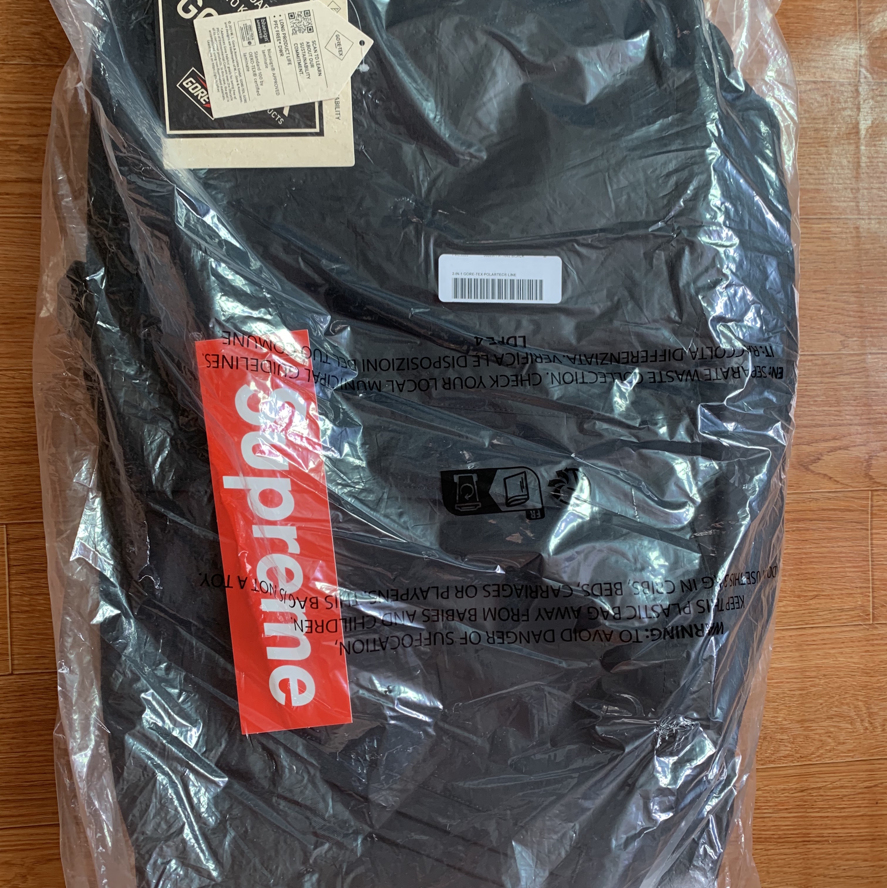 Supreme 2-In-1 Gore-Tex Polartec Liner Jacket Black - 23FW 착용 스타일