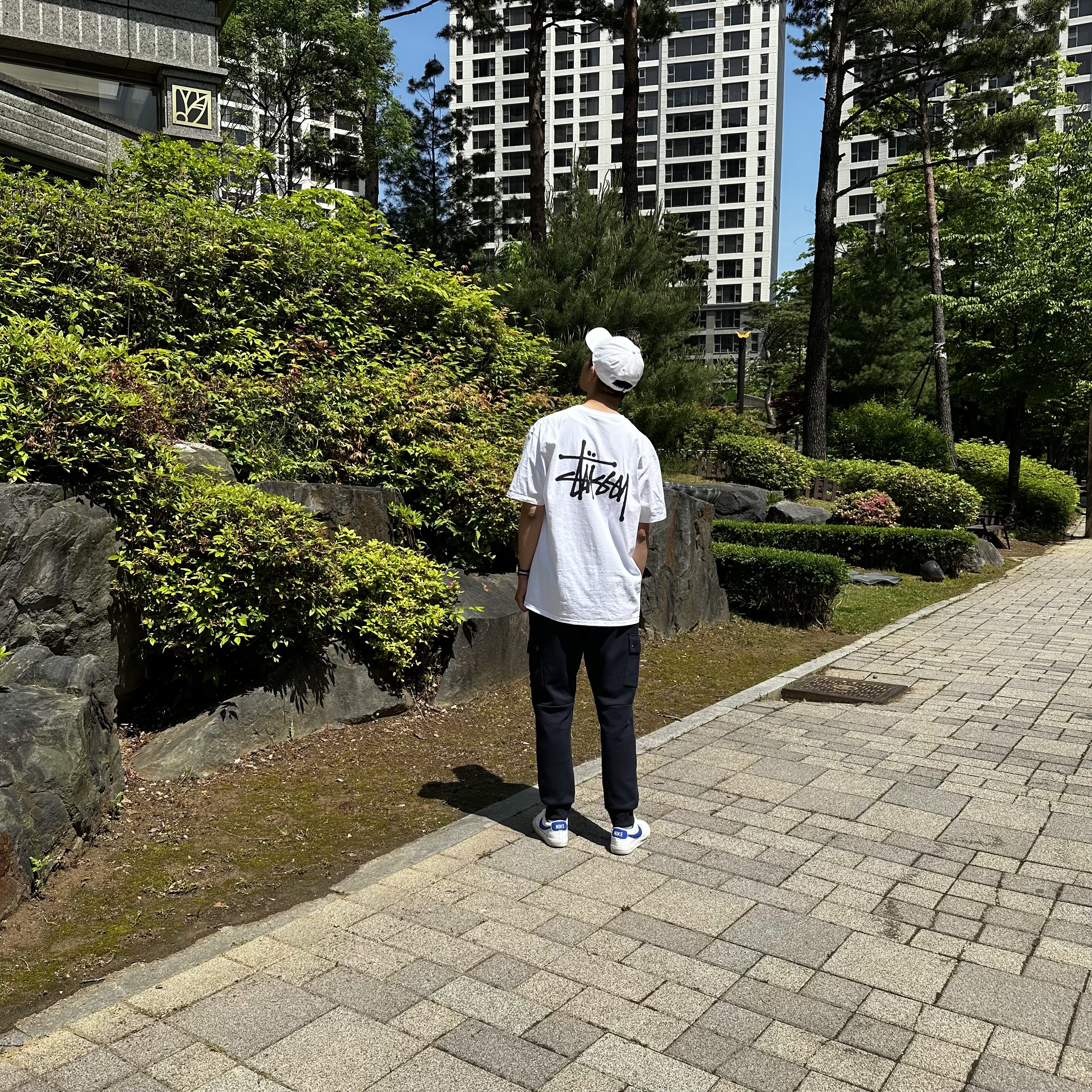Stussy Basic Stussy T-Shirt White 2023, Nike Heritage 86 Futura Washed Cap White 착용 스타일 - 2