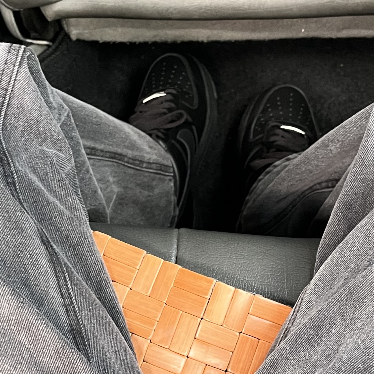 Nike Air Force 1 '07 Low Triple Black 착용 스타일