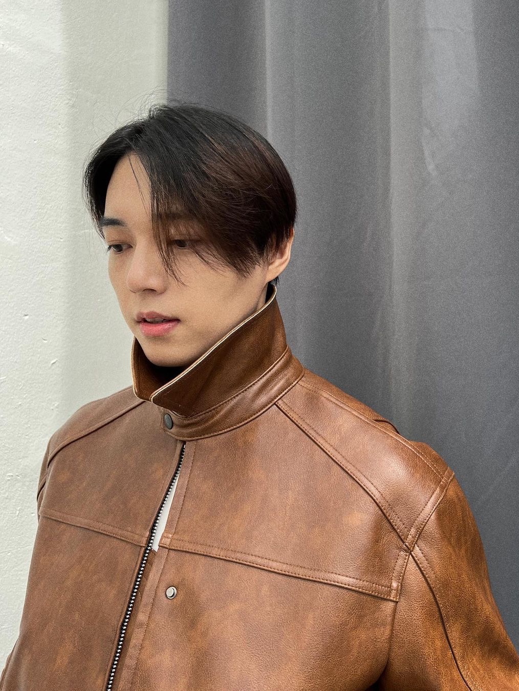 [KREAM 단독] Haleine Patched 3D Faux Leather Racing Jacket Brown 착용 스타일