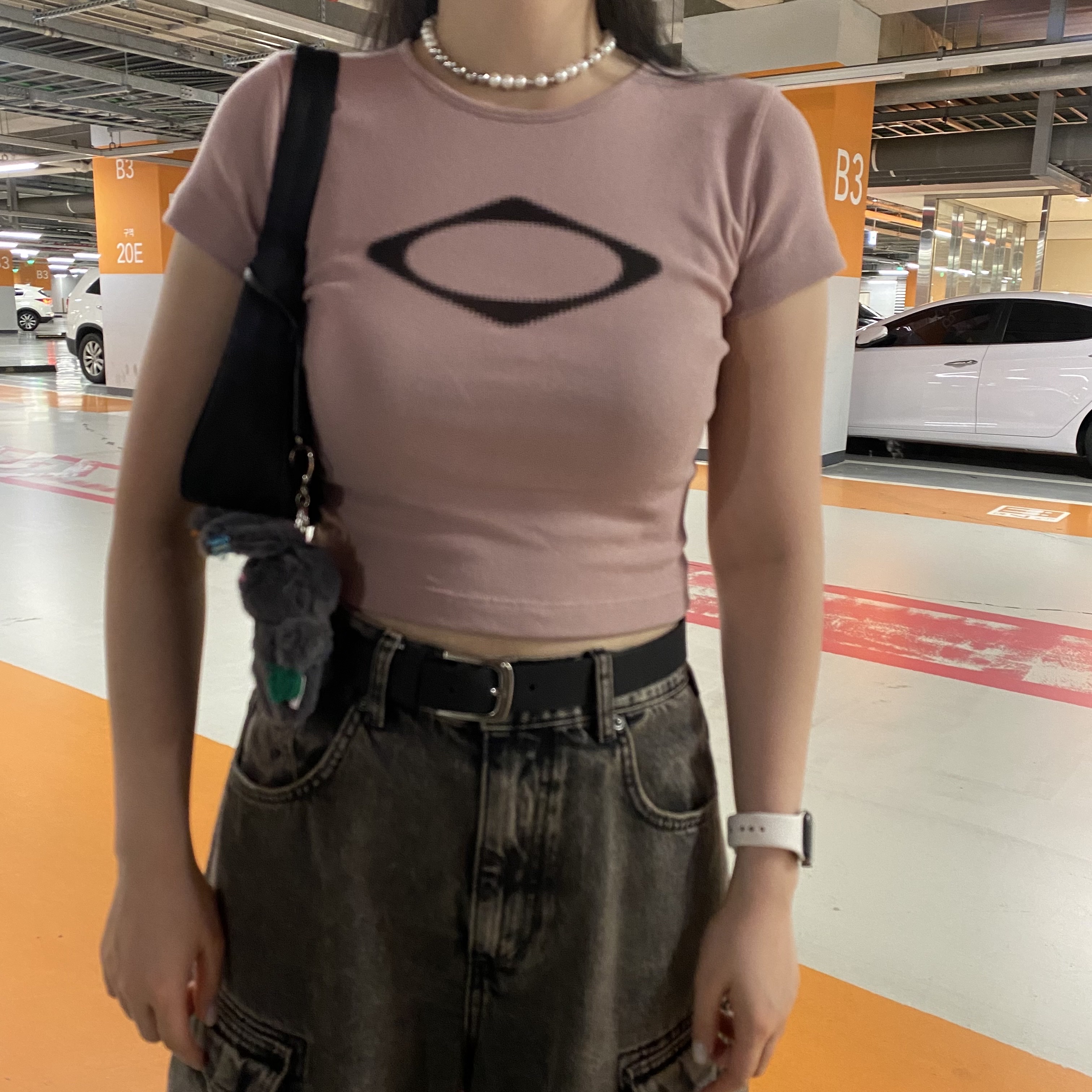 (W) Mischief Rhombus Blur T-Shirt Mini Dusty Pink, Zara Utility Cargo Jeans Black 착용 스타일