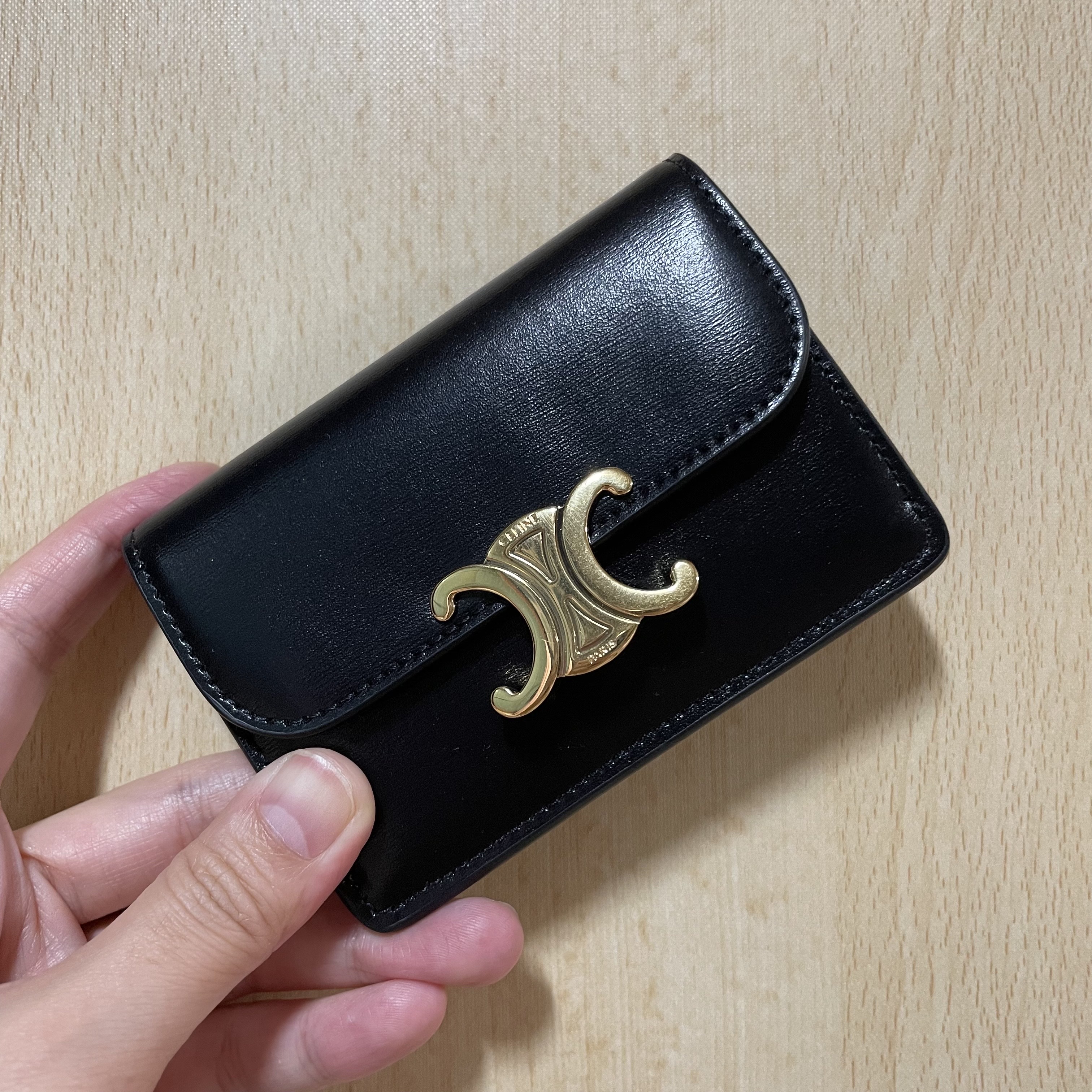 Celine Card Holder with Flap in Shiny Calfskin Black 착용 스타일 - 2