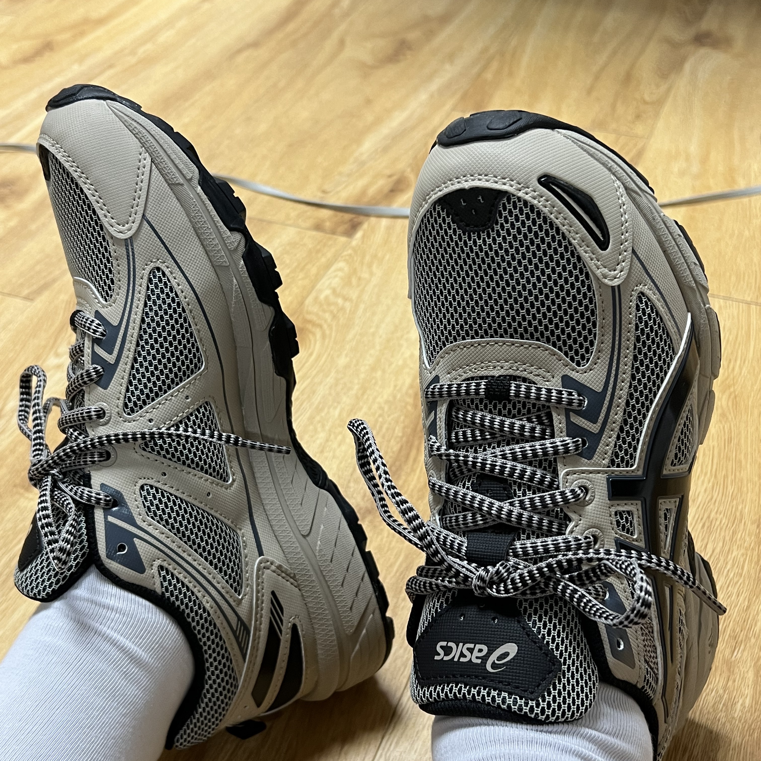 Asics Gel-Venture 6 Feather Grey Black 착용 스타일