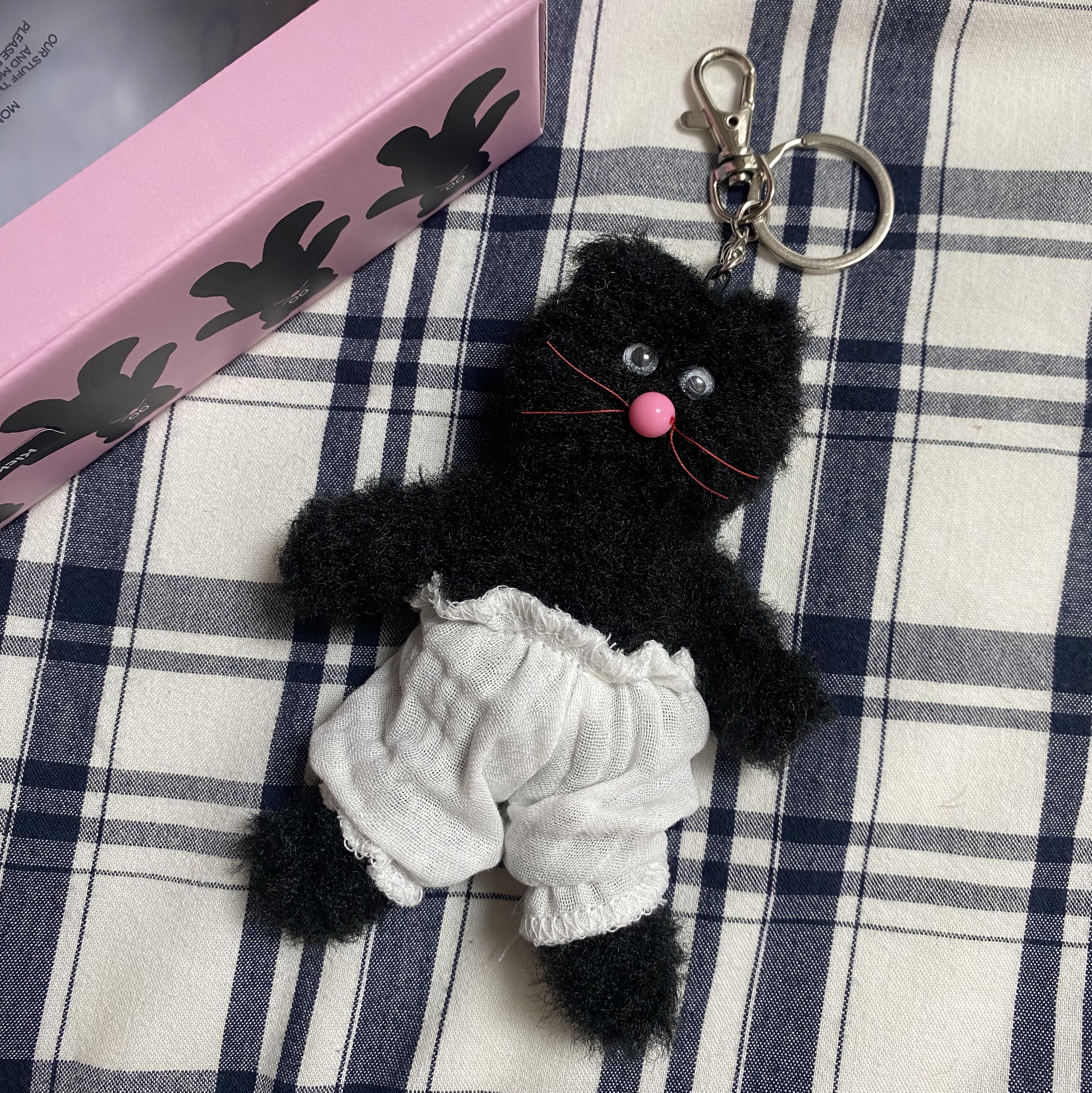 Monamhee Beulpingi Keyring with White Pants Black 착용 스타일