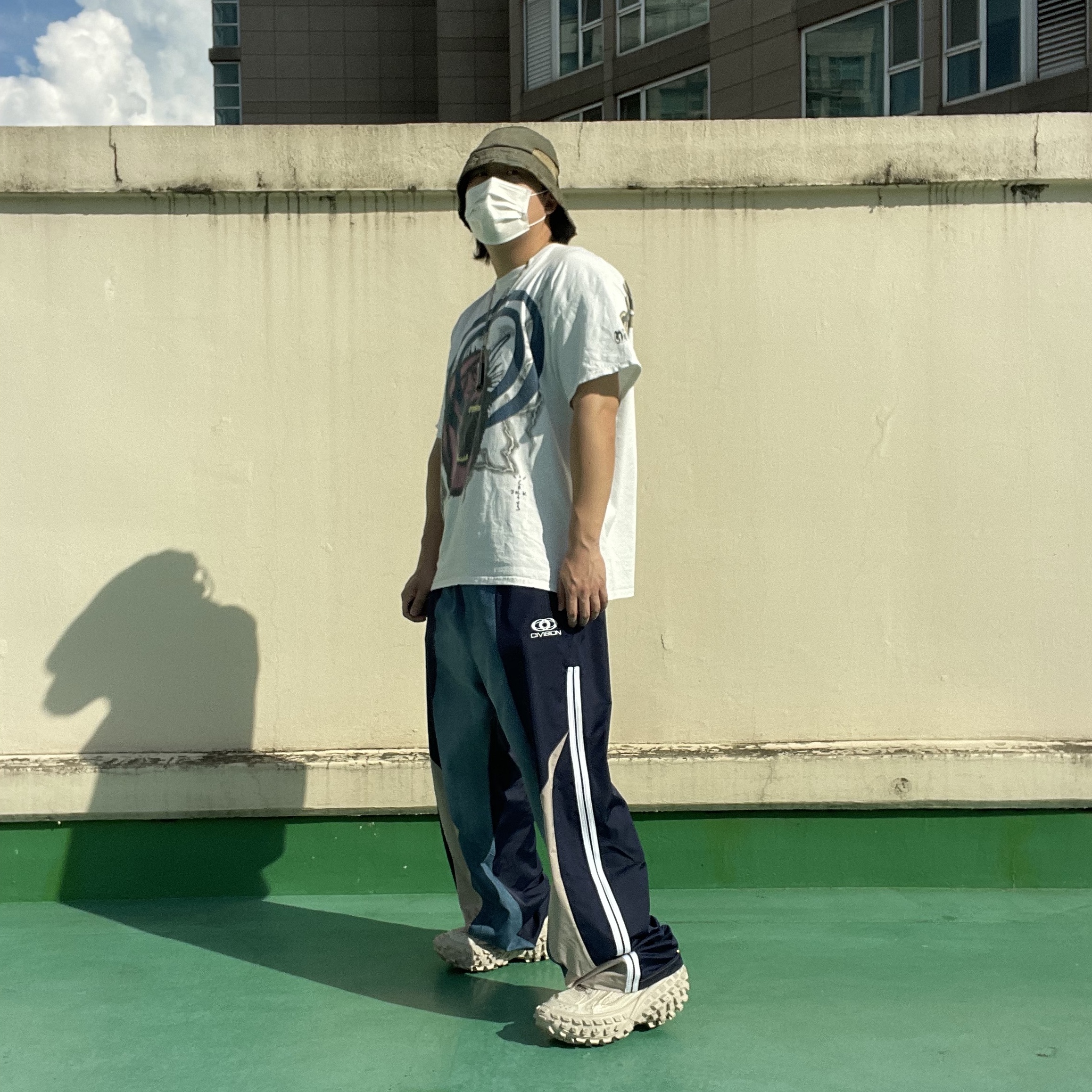 [KREAM 단독] Civision by CSC Hybrid Track Pants Navy, Balenciaga Defender Sneakers Beige 착용 스타일 - 2