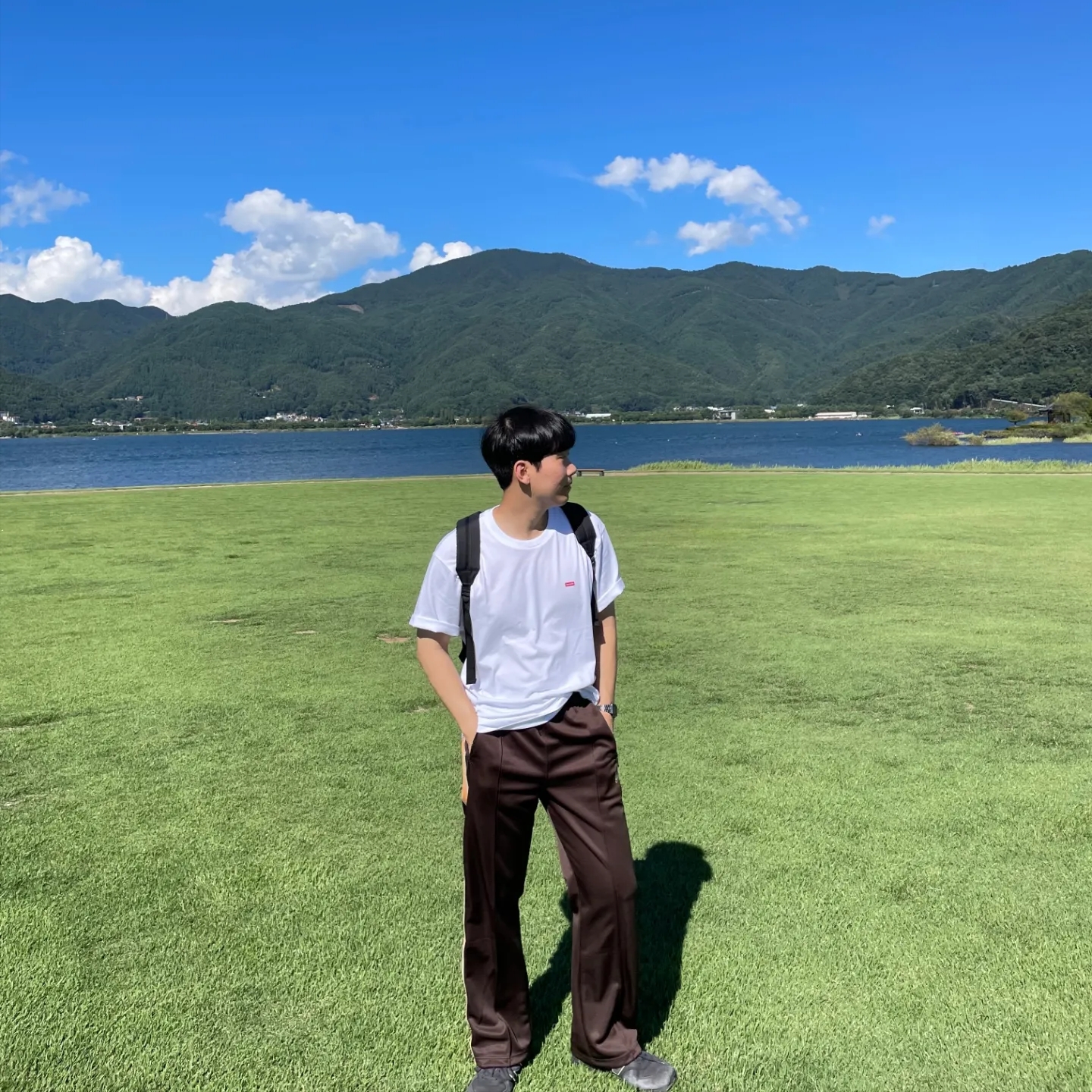 Supreme Small Box T-Shirt White, New Balance x Comme des Garcons Junya Watanabe Man 574 Suede Grey Off White 착용 스타일 - 5