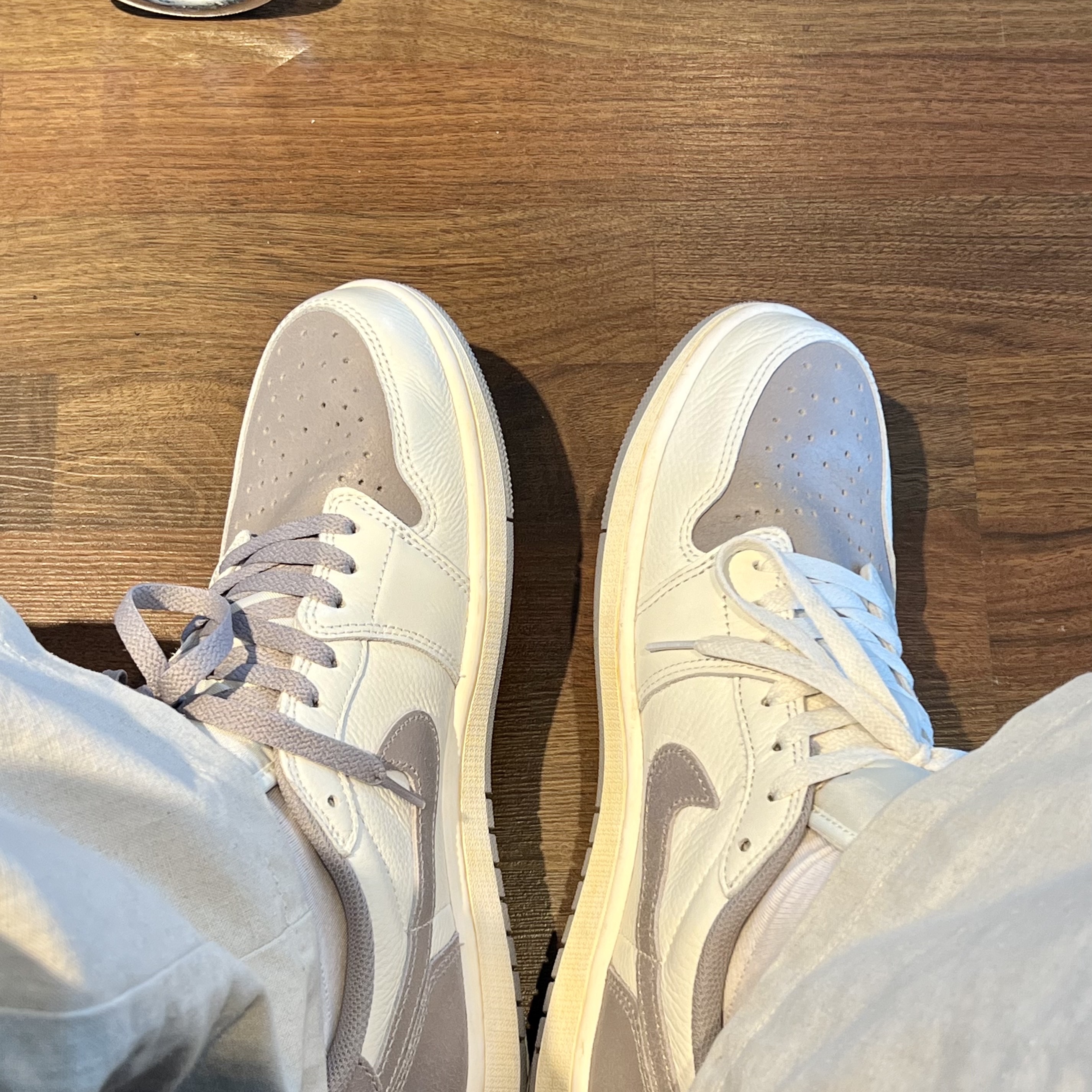 Jordan 1 Retro Low OG Atmosphere Grey 착용 스타일 - 1