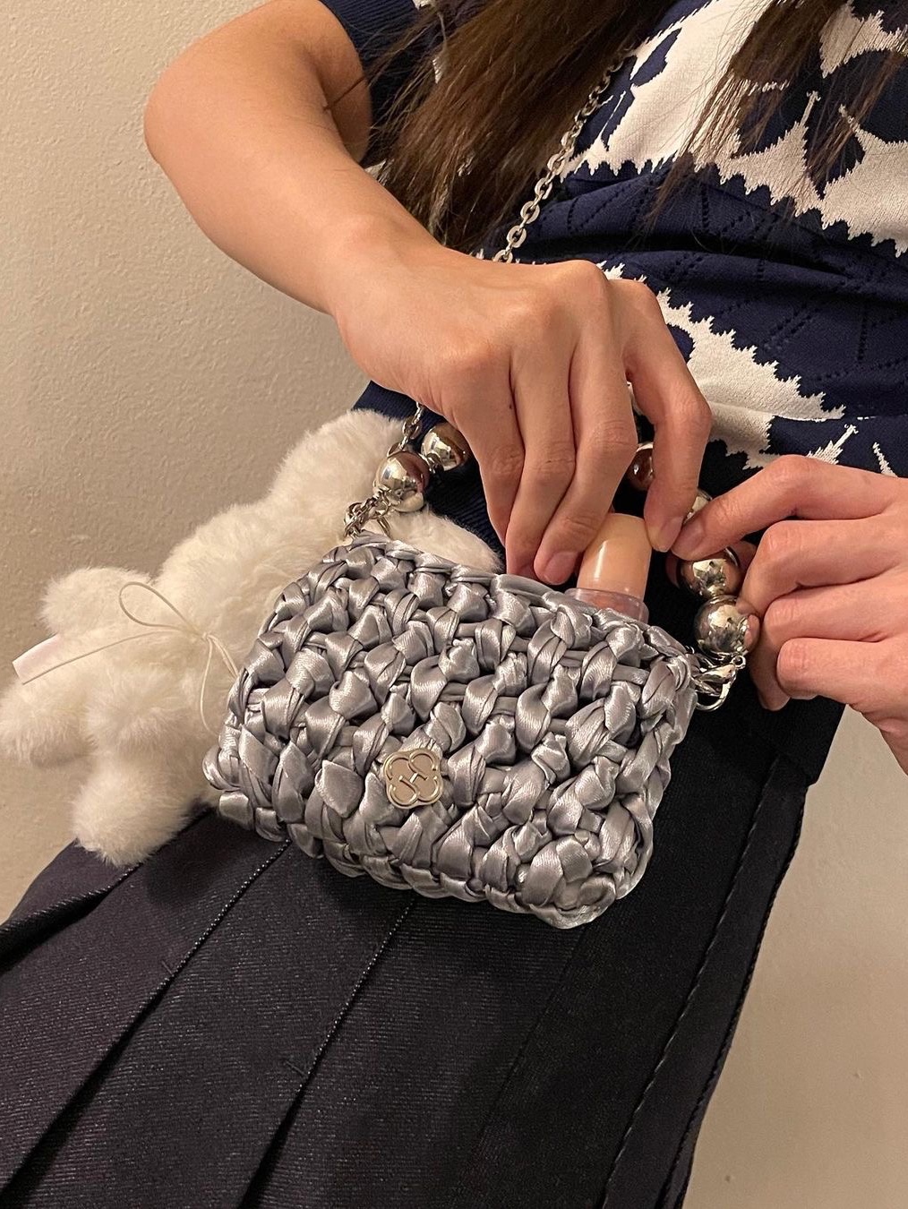Heeari Women Lav Satin Knit Mini Bag Silver, Heeari Women Lav Satin Knit Mini Bag Pink 착용 스타일 - 2