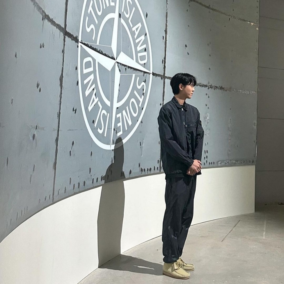 Stone Island 10919 Nylon Metal in Econyl Regenerated Nylon Overshirt Black -23SS, Clarks Wallabee Maple Suede 착용 스타일