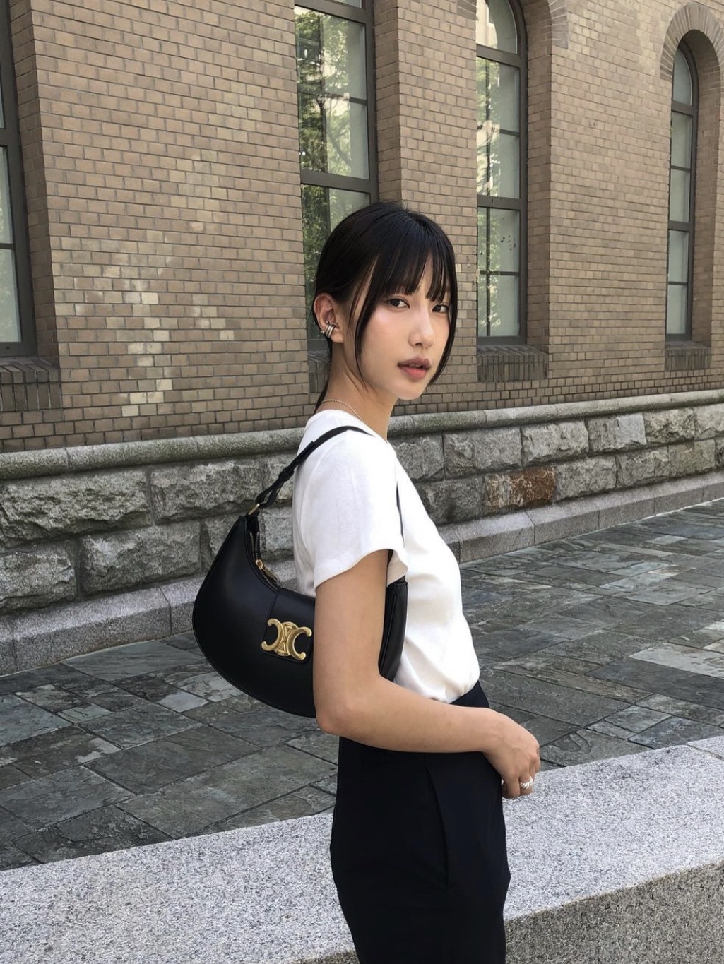 Celine Medium Ava Triomphe Bag in Smooth Calfskin Black 착용 스타일