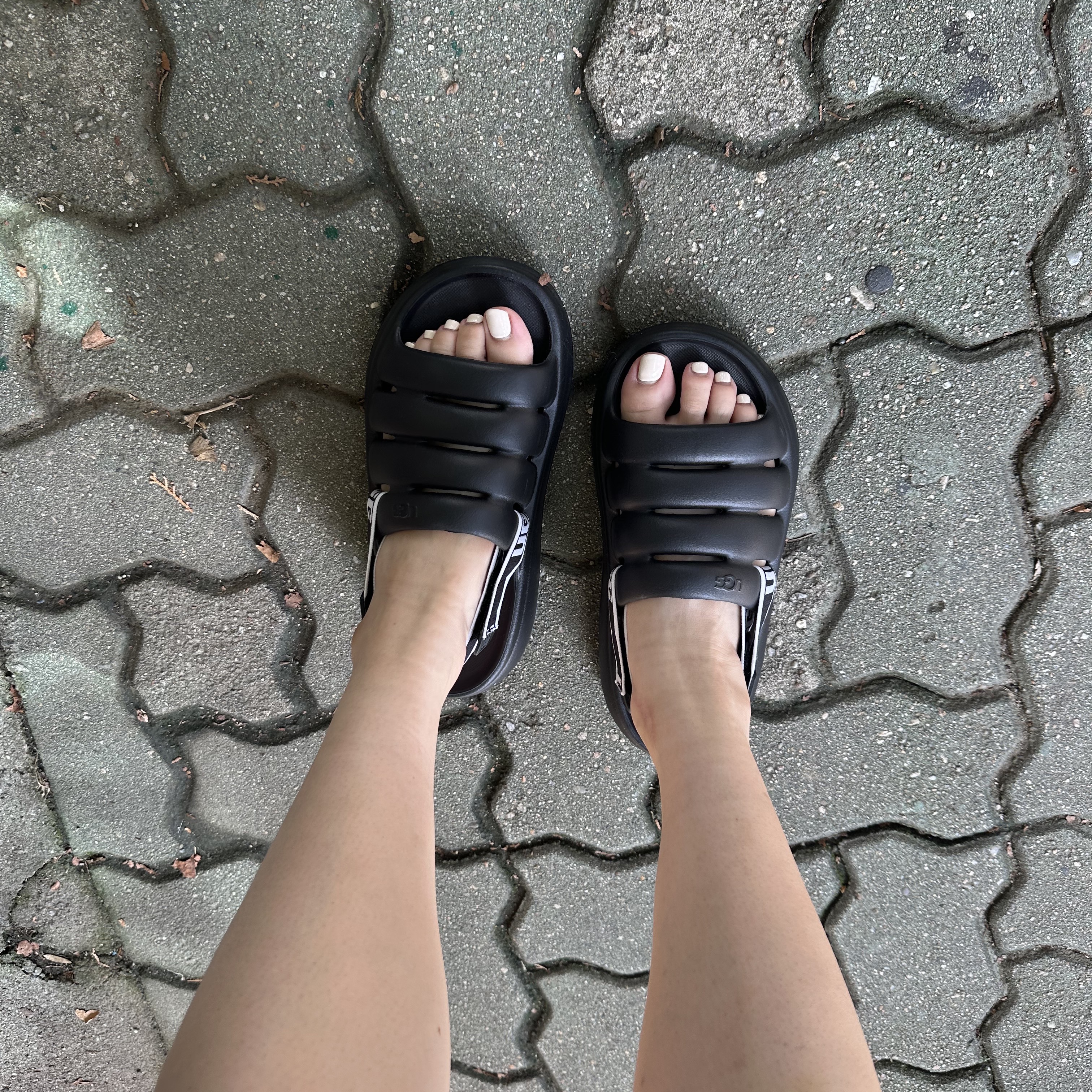 (W) UGG Sport Yeah Slide Black 착용 스타일 - 3