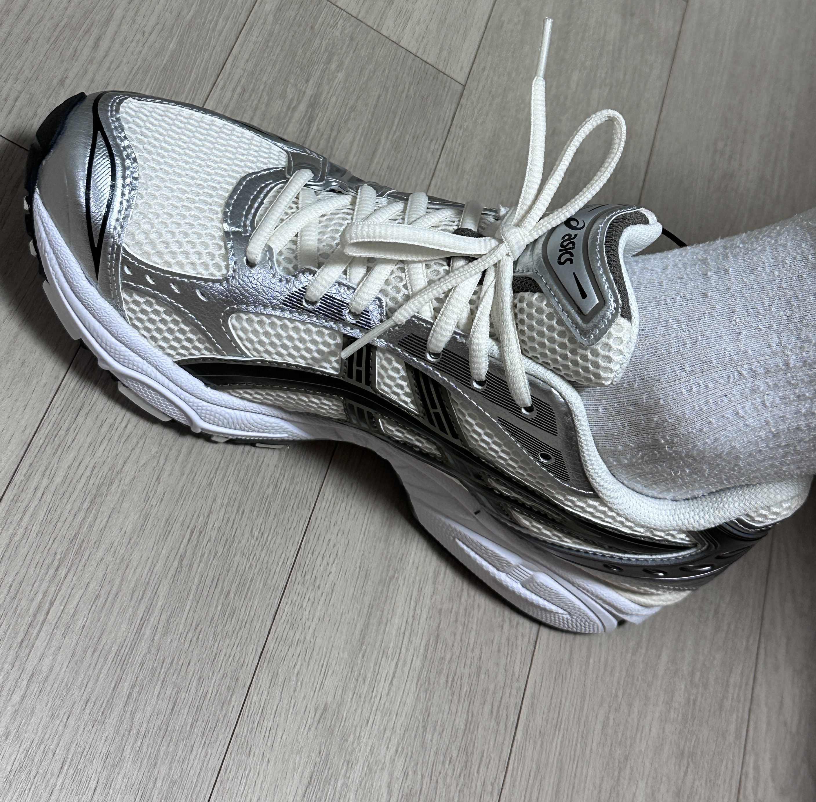 Asics Gel-Kayano 14 Cream Black 착용 스타일 - 3