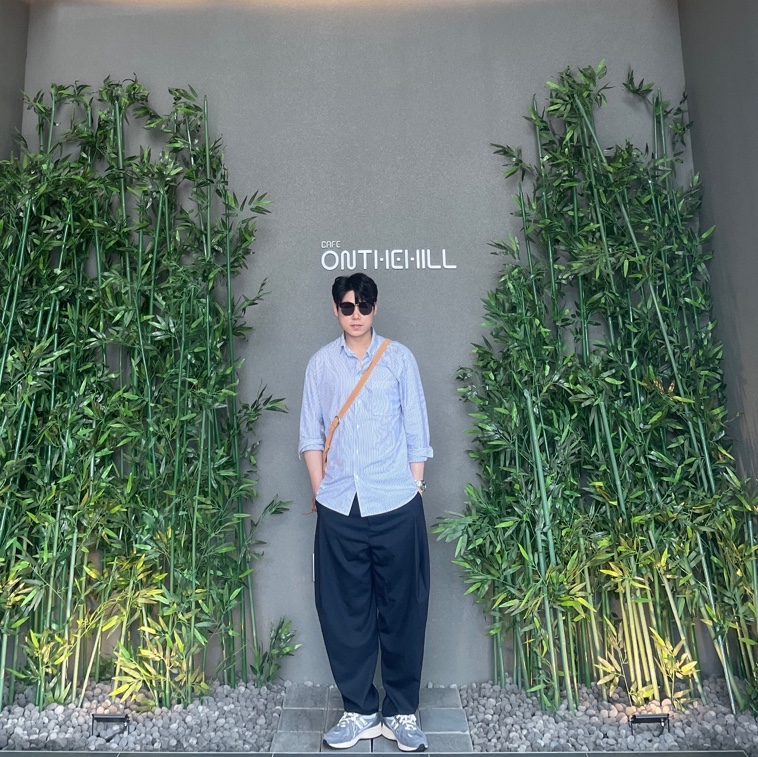 Ader Error x Zara Stitch Split Suede Crossbody Bag Ochre, Zara x Ader Error Darted Trousers Navy 착용 스타일 - 1