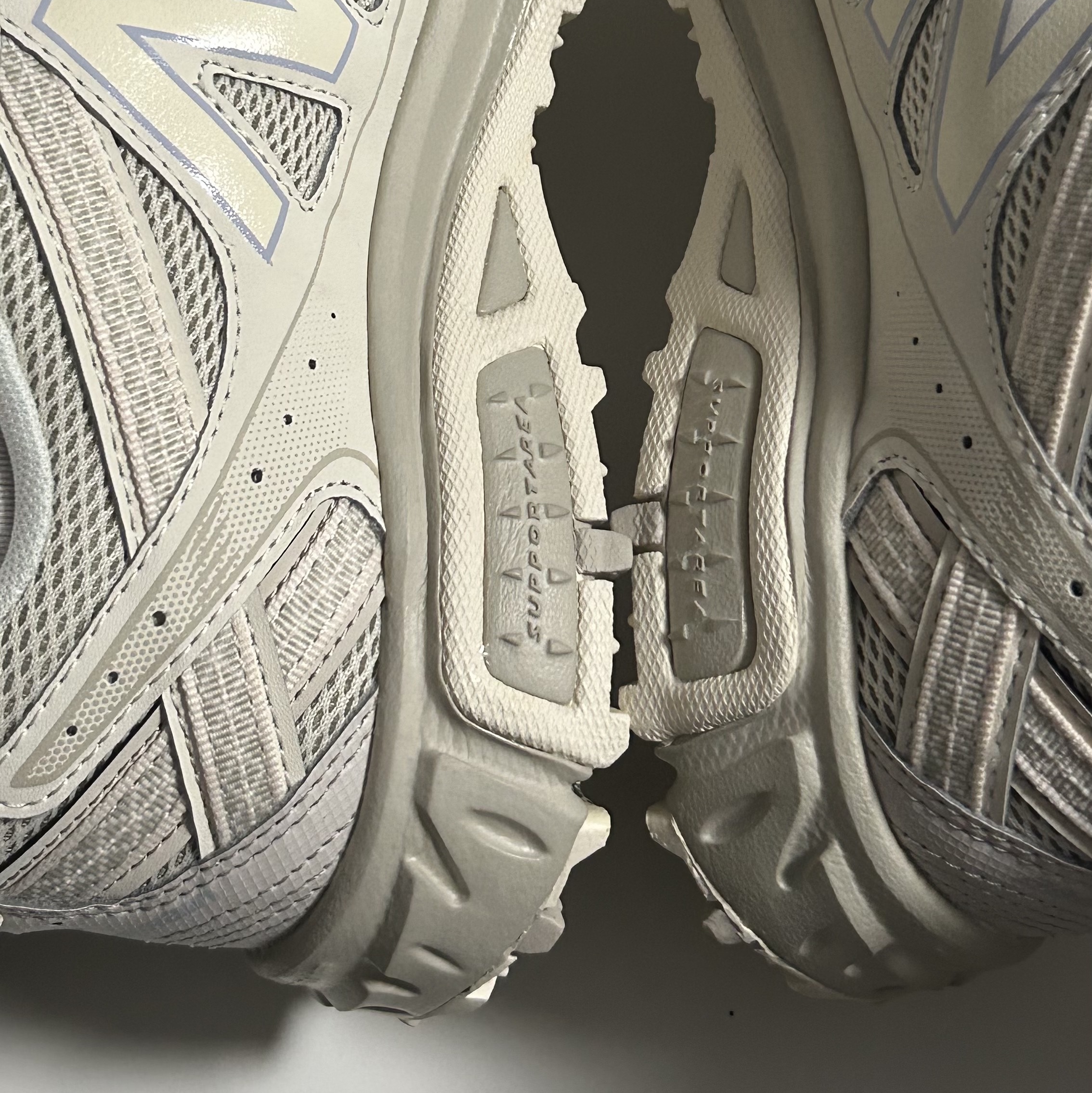 New Balance 410v5 Trail Beige - 2E Wide 착용 스타일 - 3