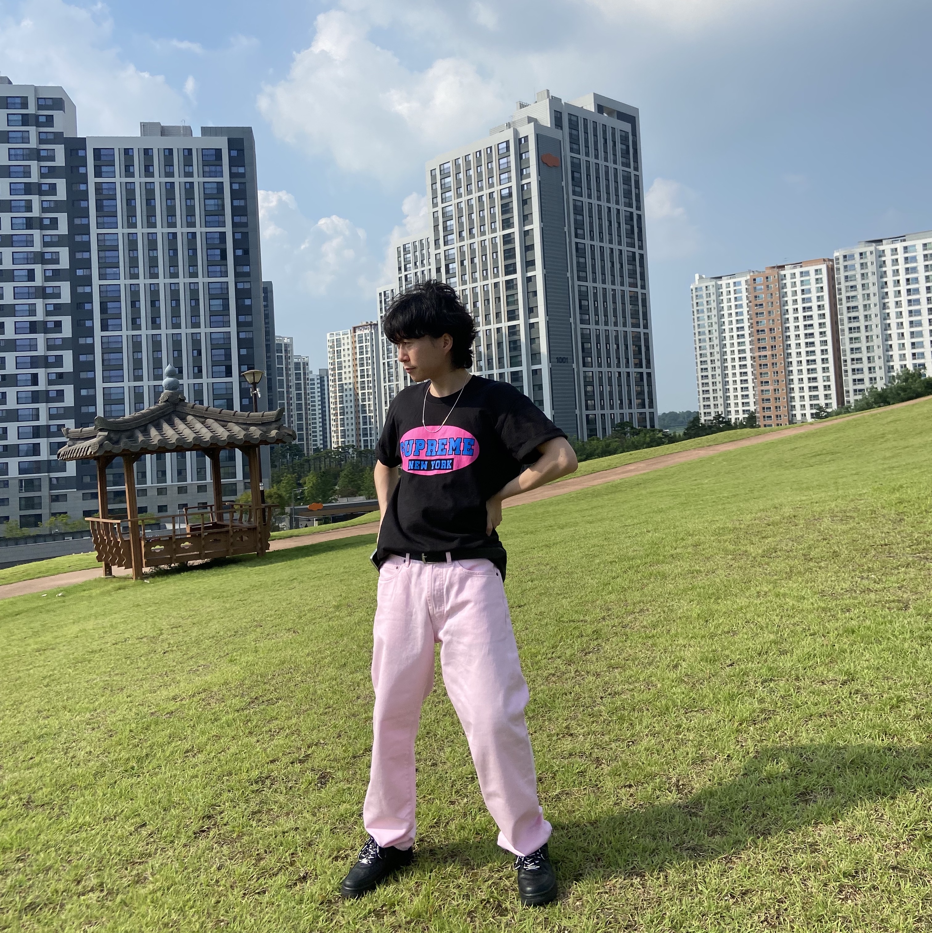 Supreme New York T-Shirt Black - 23SS, Supreme Regular Jean Pink - 23SS 착용 스타일 - 2