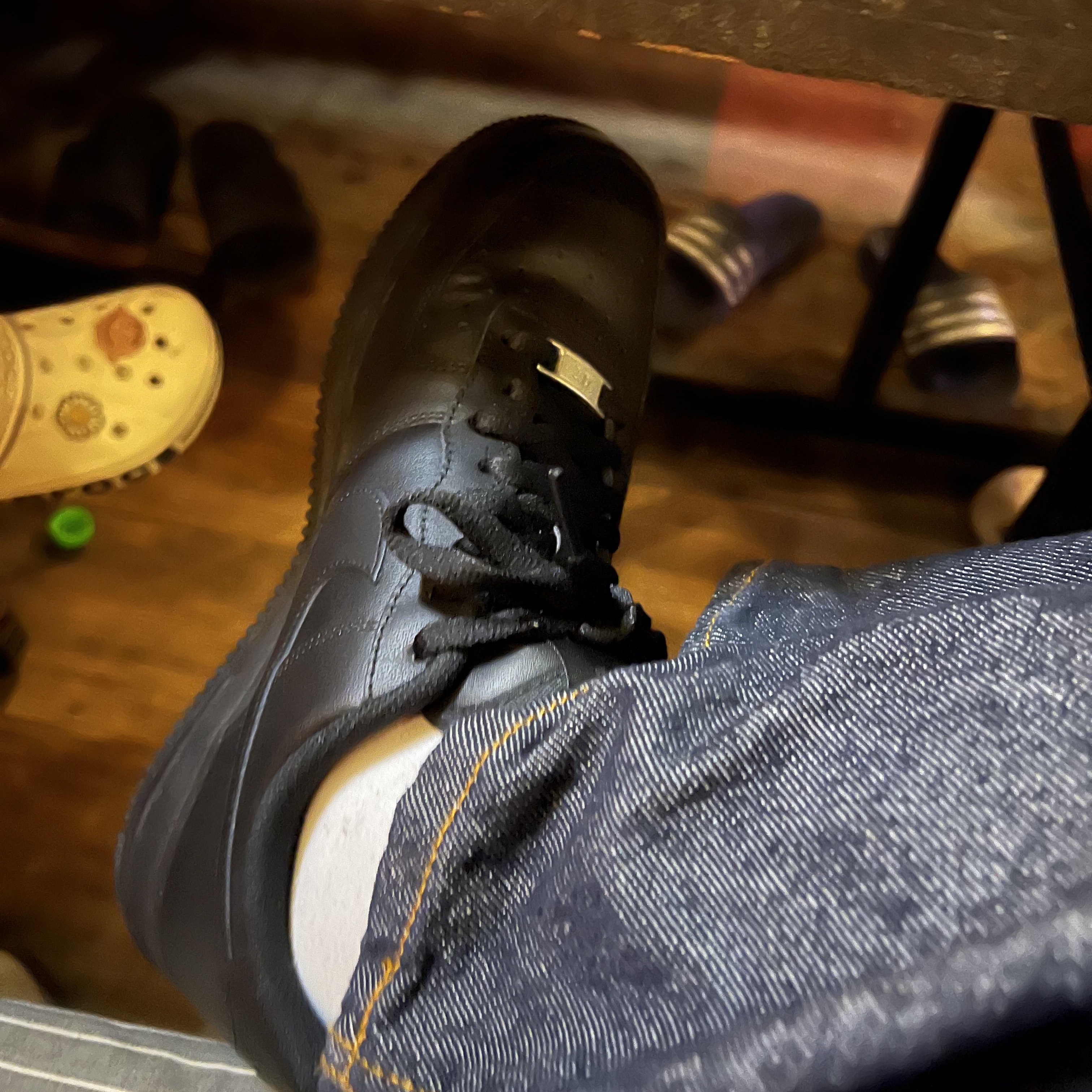 Nike Air Force 1 '07 Low Triple Black 착용 스타일