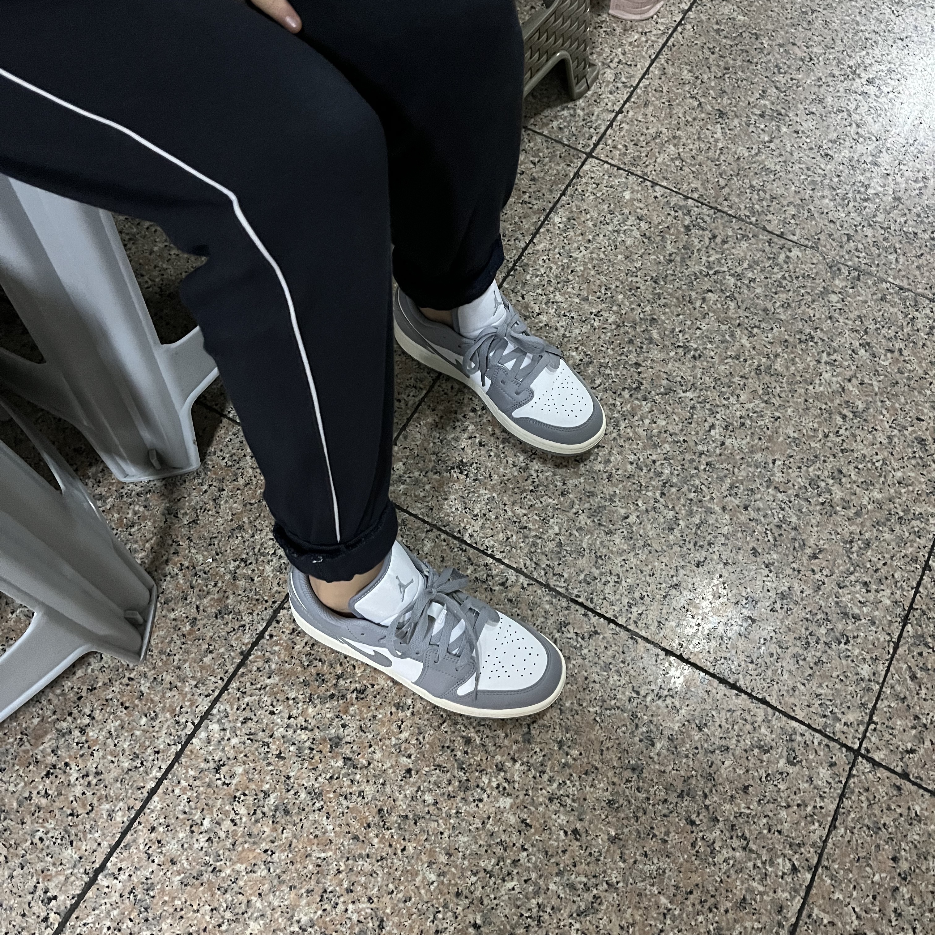 Jordan 1 Low Stealth and White 착용 스타일