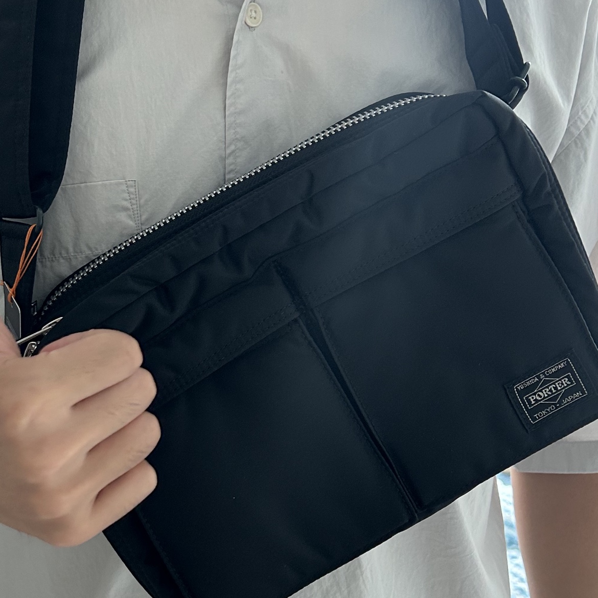 Porter Tanker Shoulder Bag S Black 착용 스타일