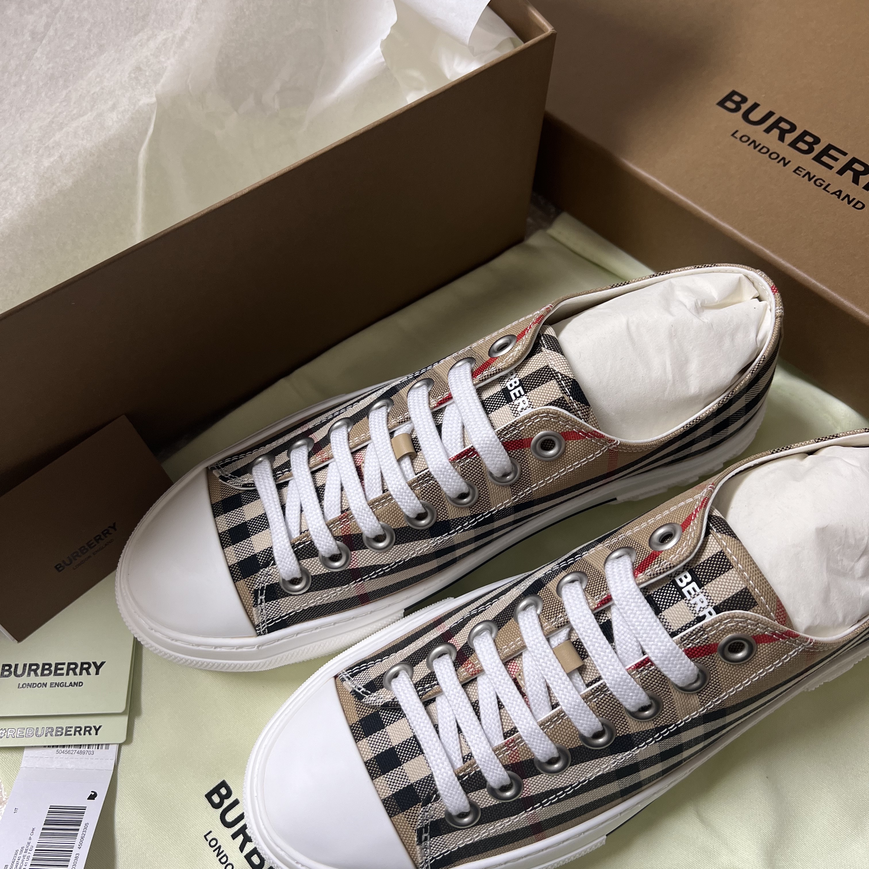Burberry Vintage Check Cotton Sneakers Archive Beige 착용 스타일