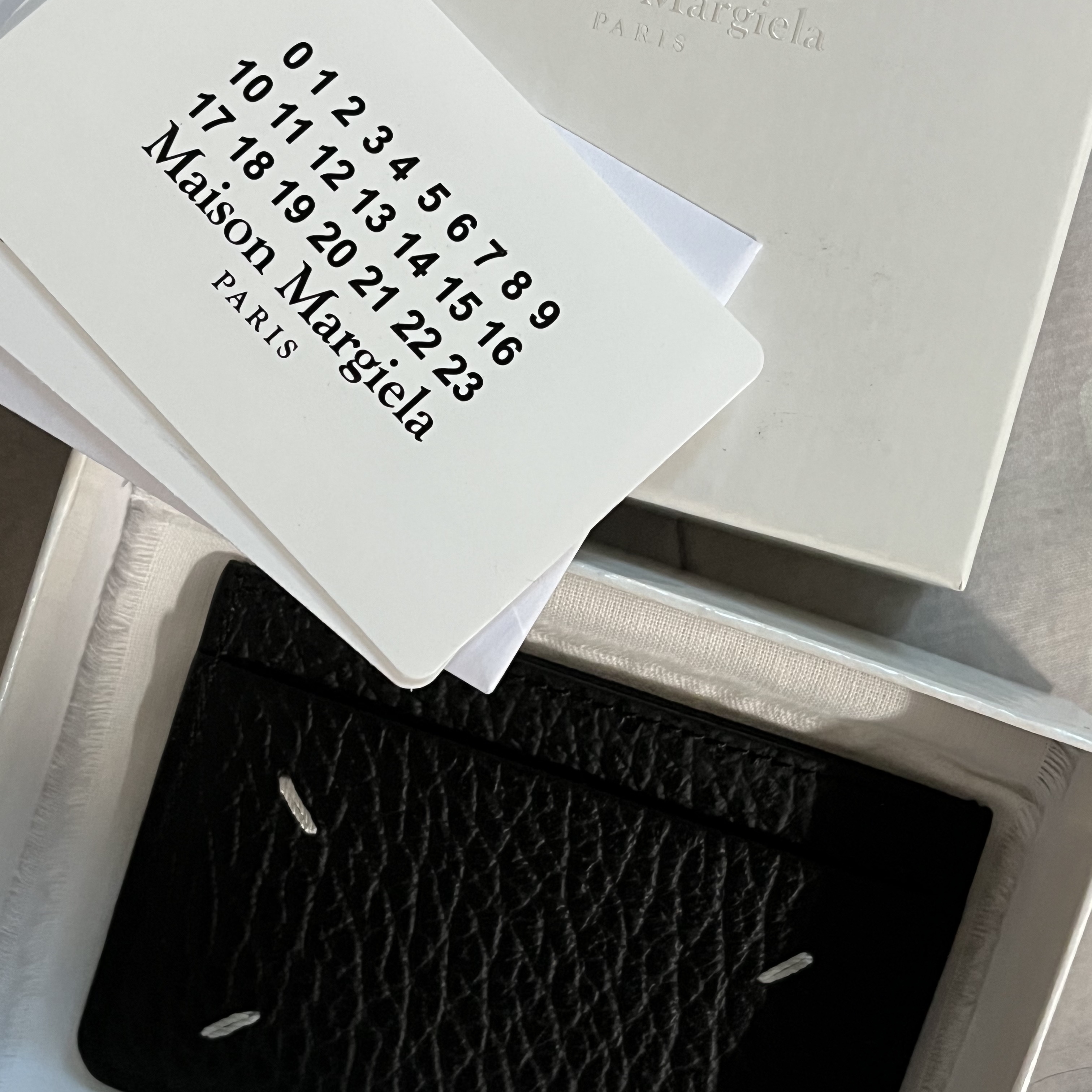 Maison Margiela Four Stitch Card Holder Black 착용 스타일