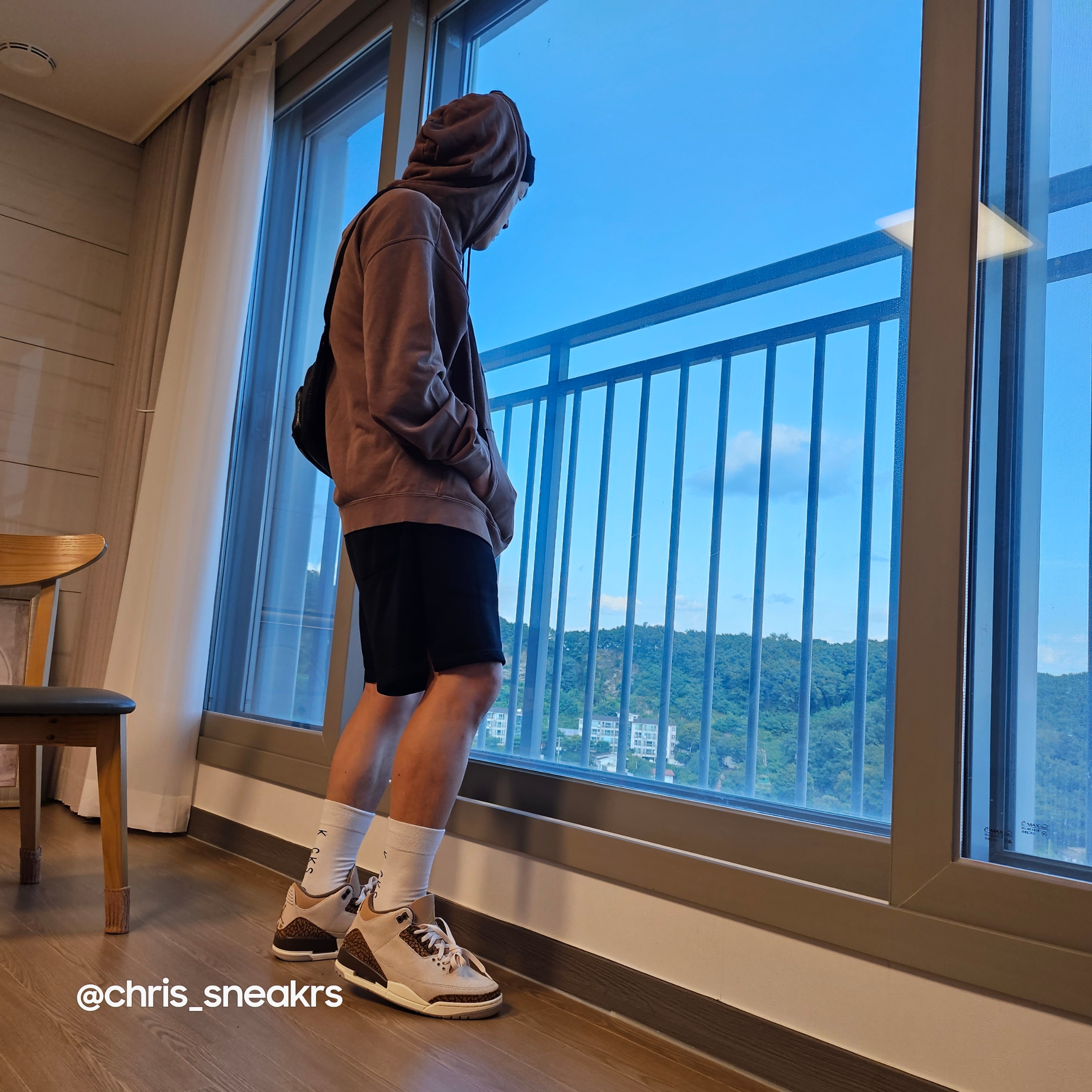 [KREAM 단독] Won Chaser New Money Shorts Black, Jordan 3 Retro Orewood Brown 착용 스타일 - 2