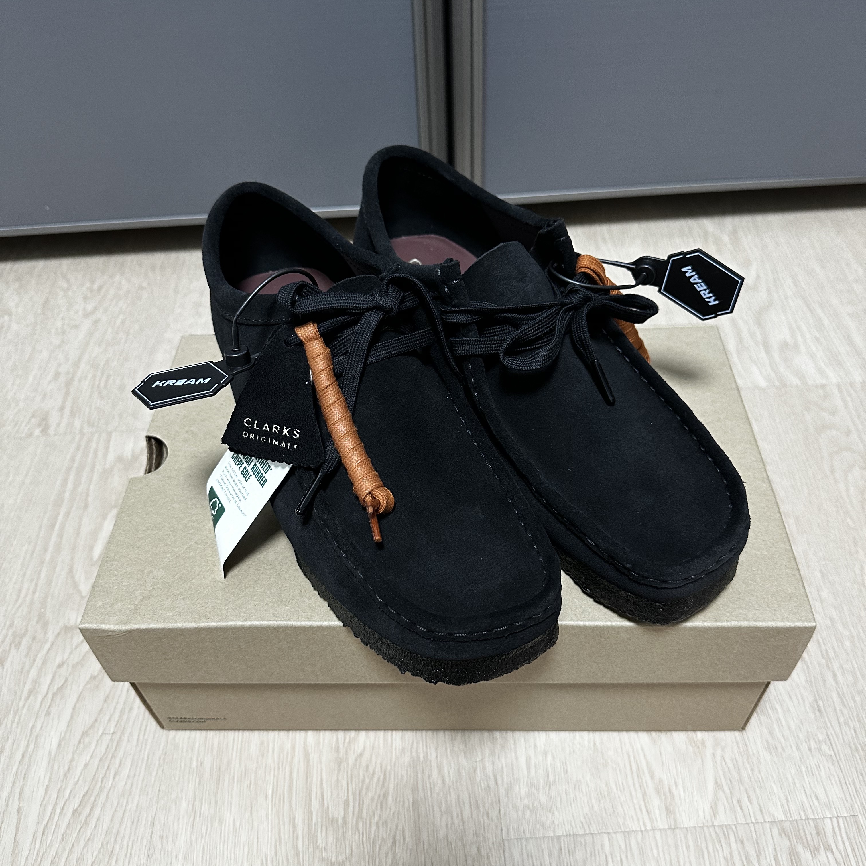 Clarks Wallabee Black Suede 착용 스타일