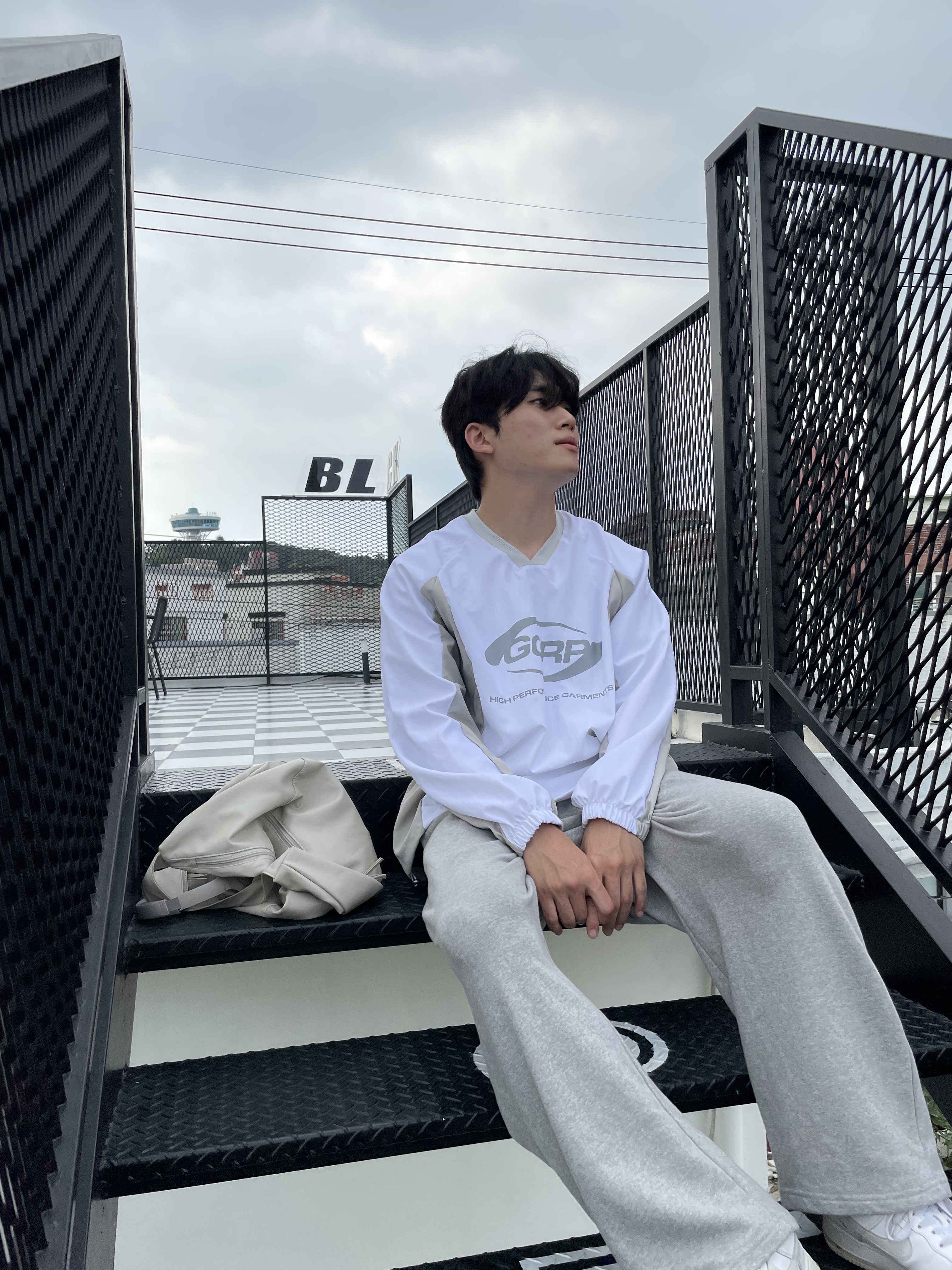 Sony WH-1000XM5 Silver (Korean Ver.), Nike Air Force 1 '07 Fresh White 착용 스타일 - 3