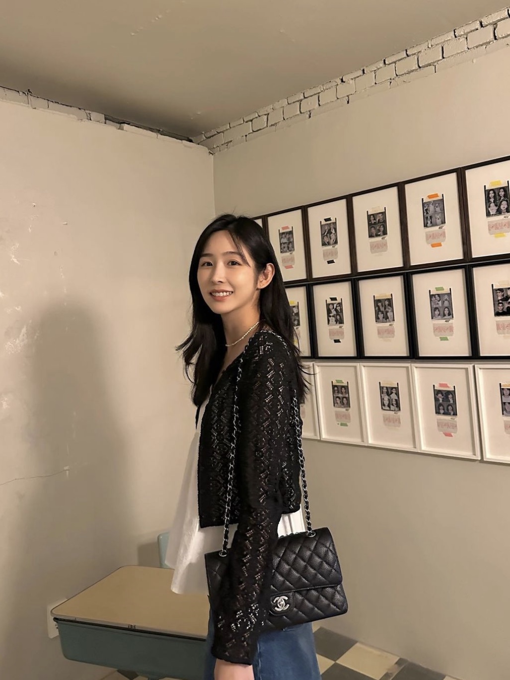 Chanel Medium Classic Handbag Lambskin & Silver Black 착용 스타일