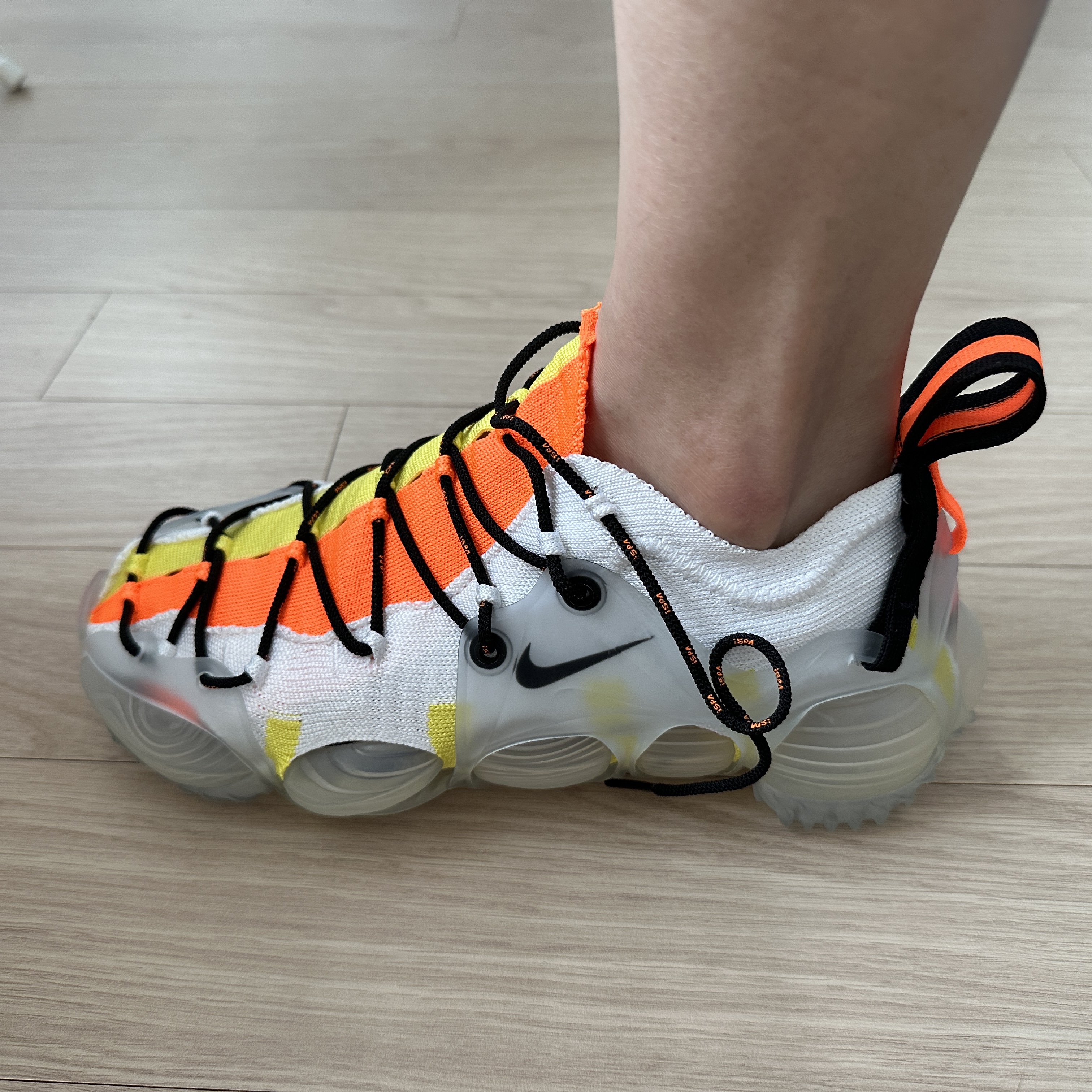 Nike ISPA Link Axis Total Orange and Sonic Yellow 착용 스타일 - 3