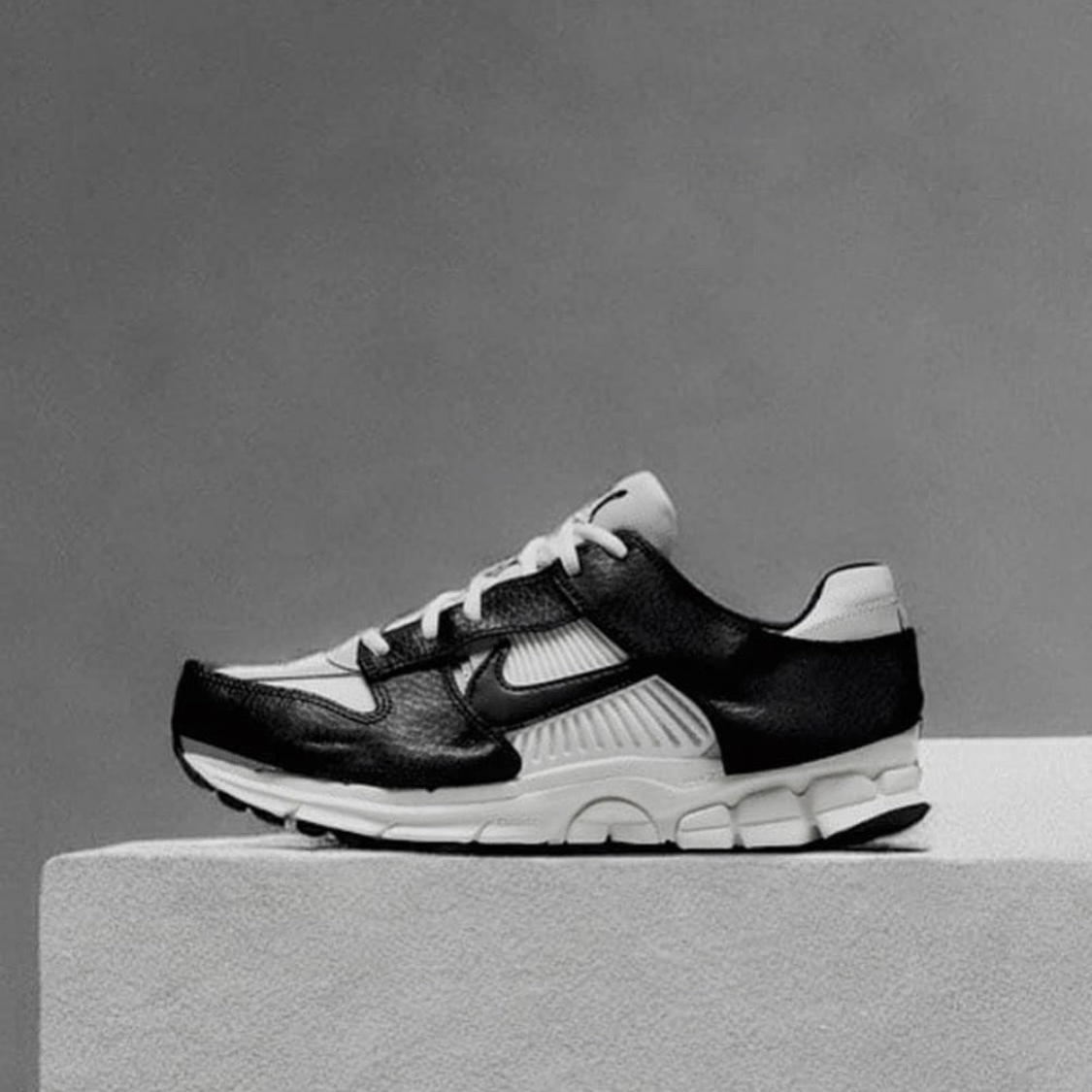 (W) Nike Zoom Vomero 5 Wolf Grey and Black 착용 스타일 - 3