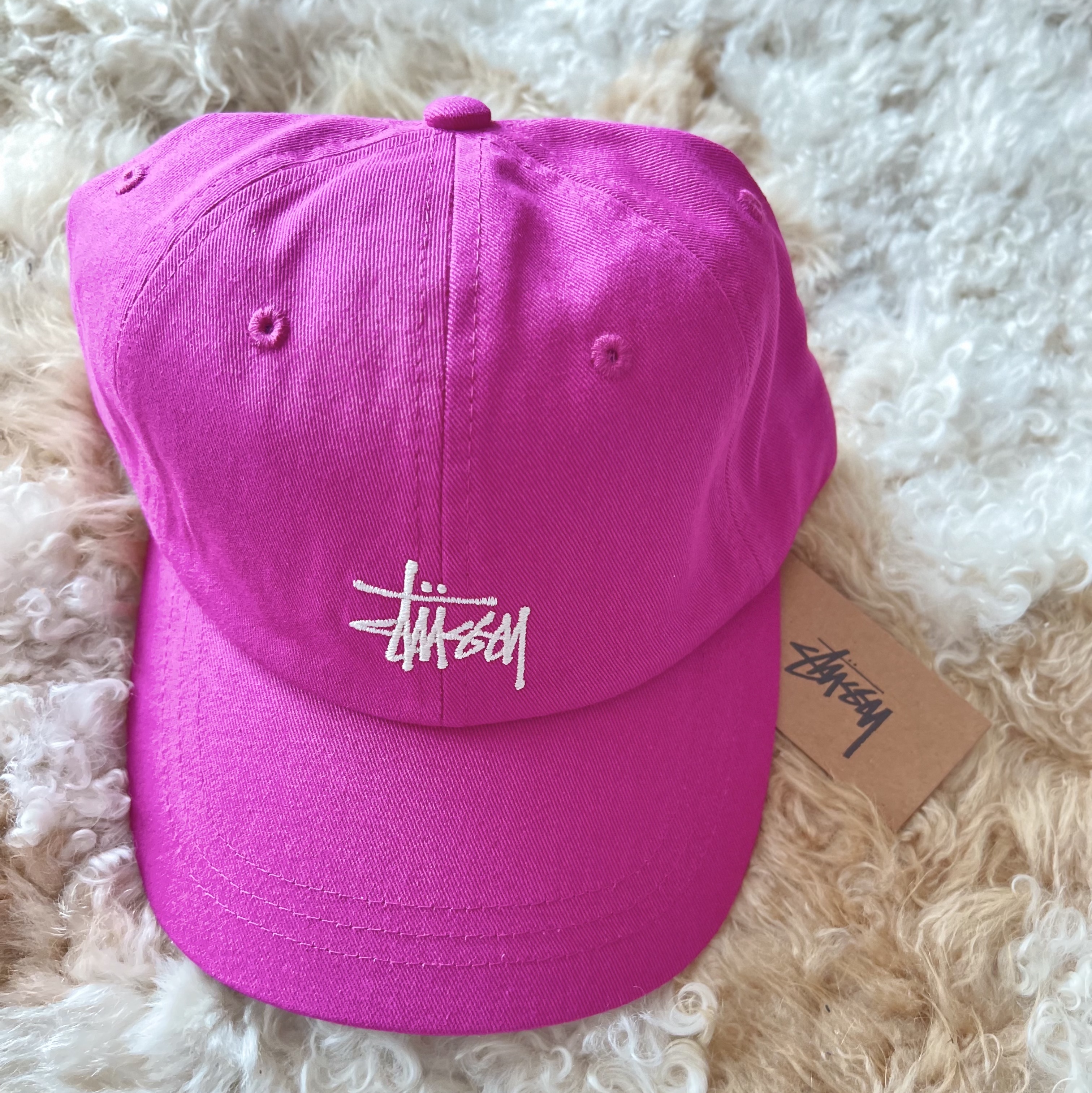 Stussy Basic Stock Low Pro Cap Magenta 착용 스타일 - 2