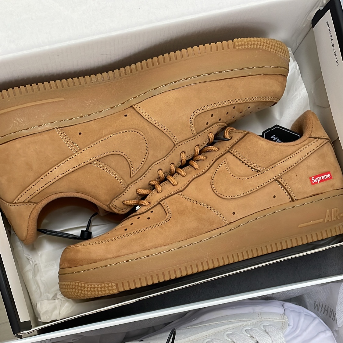 Nike x Supreme Air Force 1 Low Flax 착용 스타일