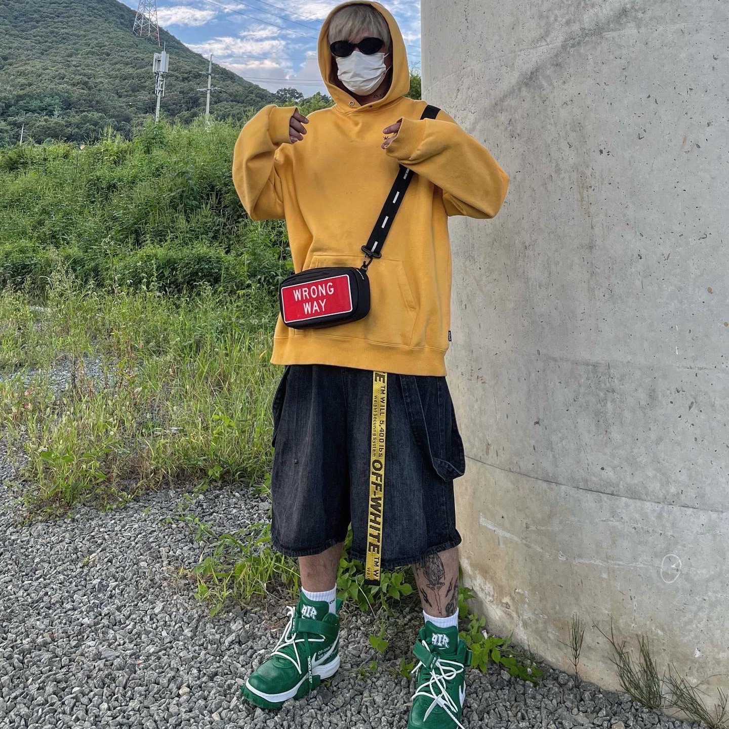 Off-White Carryover Industrial Belt Yellow, Nike x Off-White Air Force 1 Mid SP Leather Pine Green 착용 스타일 - 1