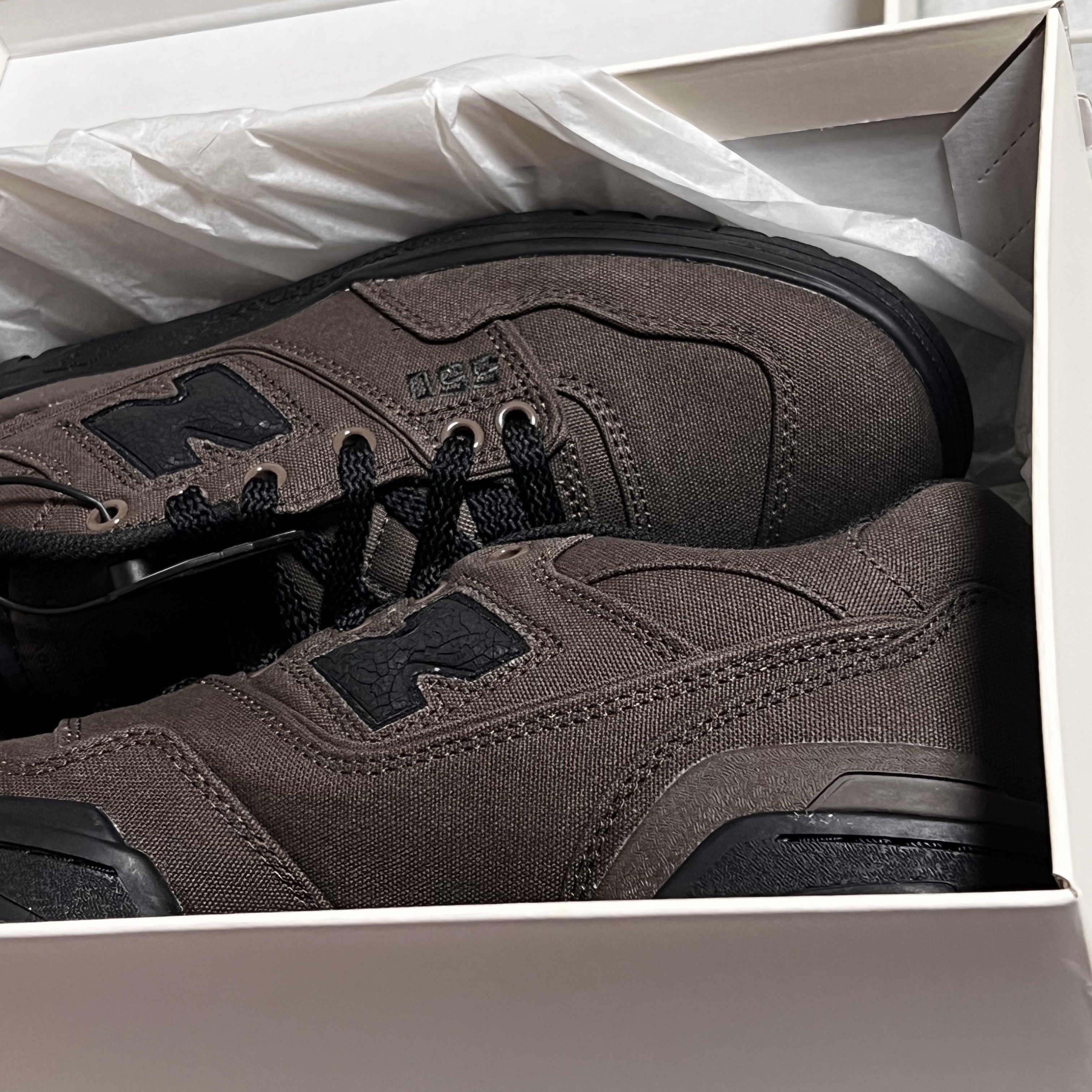 New Balance x Thisisneverthat 550 Brown Black 착용 스타일 - 2